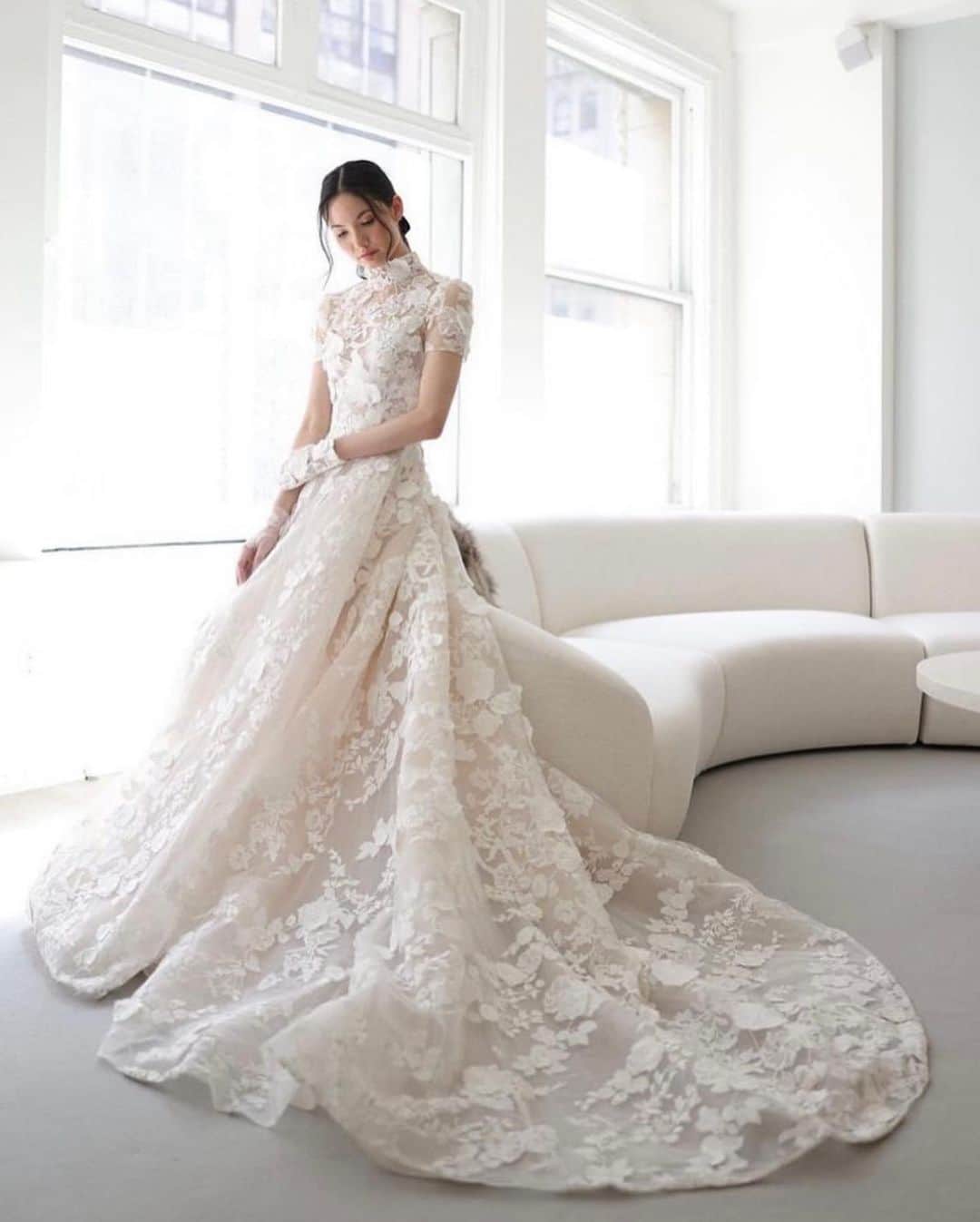 SOYOO BRIDALさんのインスタグラム写真 - (SOYOO BRIDALInstagram)「.  Introducing our talented designer’s 2024 collection 💫 @soyoobridal_official   🤍2. MONIQUE LHUILLIER  The Romance of 2024 Spring🌿 @moniquelhuillier   #moniquelhuillier #soyoobridal #2024spring #officially_in_korea #newyorkbridalweek #소유브라이덜 #모니크륄리에 #가을에옵니다🍂」4月14日 13時39分 - soyoobridal_official