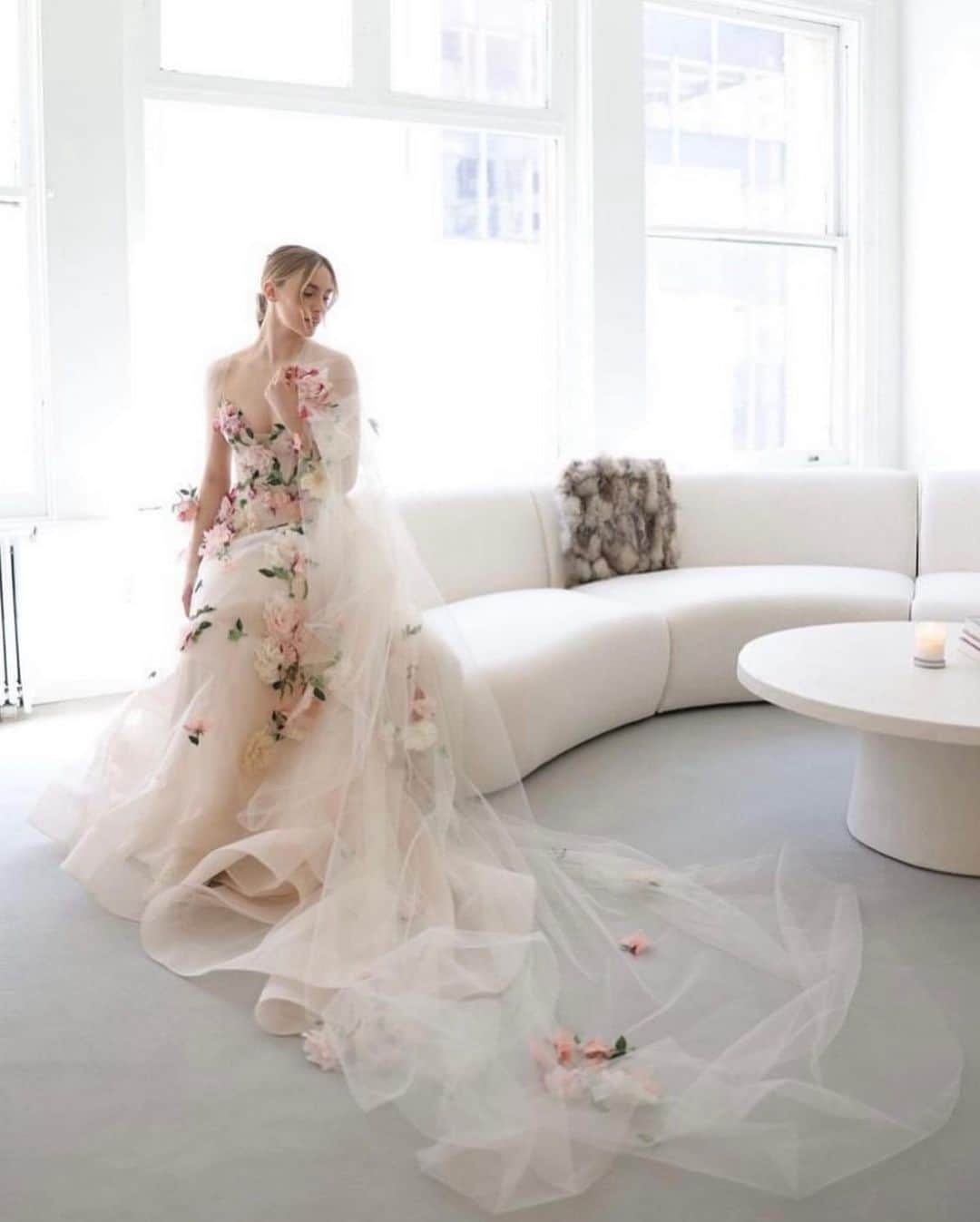 SOYOO BRIDALさんのインスタグラム写真 - (SOYOO BRIDALInstagram)「.  Introducing our talented designer’s 2024 collection 💫 @soyoobridal_official   🤍2. MONIQUE LHUILLIER  The Romance of 2024 Spring🌿 @moniquelhuillier   #moniquelhuillier #soyoobridal #2024spring #officially_in_korea #newyorkbridalweek #소유브라이덜 #모니크륄리에 #가을에옵니다🍂」4月14日 13時39分 - soyoobridal_official