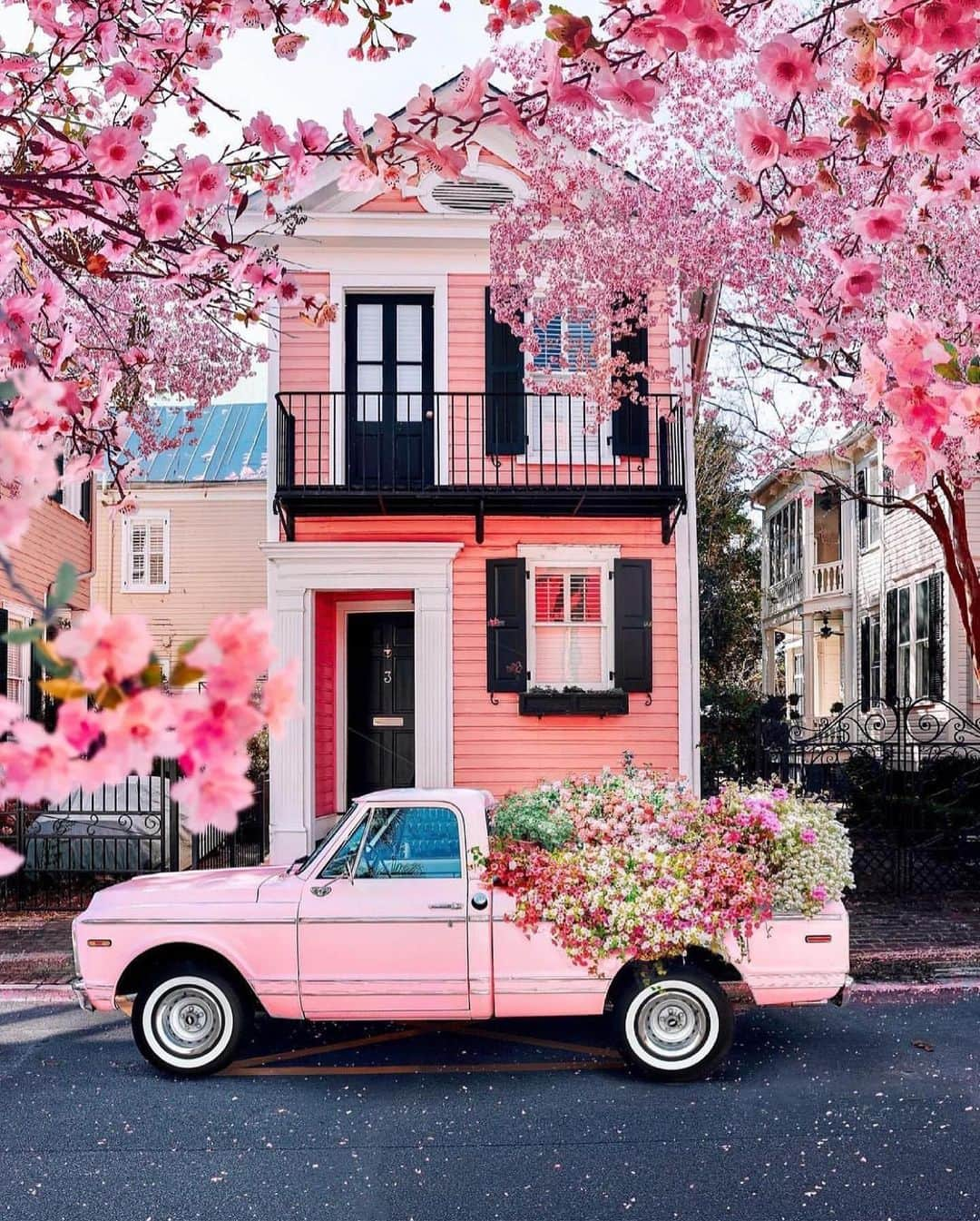 Wonderful Placesさんのインスタグラム写真 - (Wonderful PlacesInstagram)「Spring explosions in New England by ✨@kjp✨ Tag someone who needs this! 😍🙌🏼💖🌸 . 📍New England - USA  #wonderful_places for a feature 💖」4月14日 13時40分 - wonderful_places