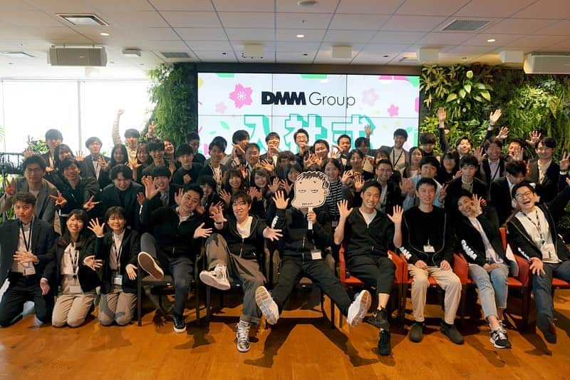 DMM.com公式さんのインスタグラム写真 - (DMM.com公式Instagram)「【📯DMM inside更新】 🌸2023年度新卒入社式レポート公開🌸 入社式というと堅いイメージがありますが…DMMの入社式は一風変わってエンタメ感満載だったとか。  DMMらしさ満載の入社式の様子をお届けします。 新卒社員に挑戦してもらった「DMMクイズ」も一部公開します！ぜひ挑戦してみてください🧐  記事のリンクはハイライトの「カルチャー」から🔗 https://inside.dmm.com/articles/2023-dmm-entrance-ceremony/  #DMM #DMMinside #入社式 #新卒採用 #採用 #就活」4月14日 13時41分 - dmm.com_official