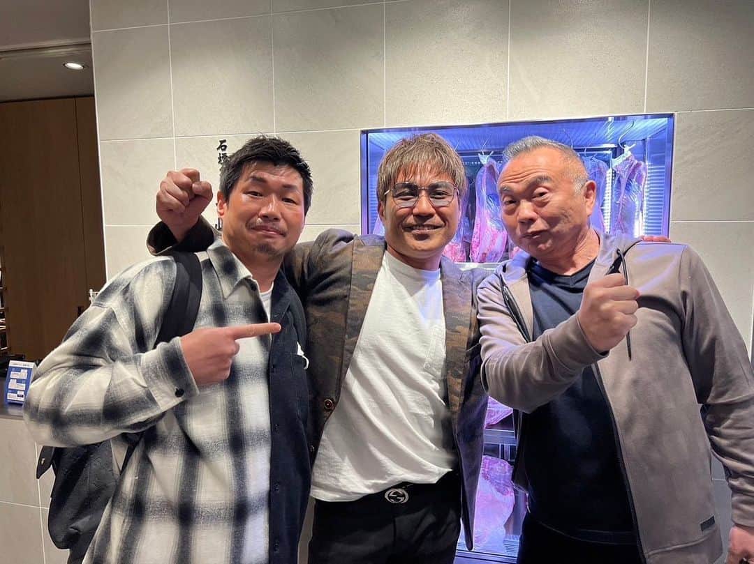 長谷川穂積のインスタグラム：「石垣島美崎牛の赤坂店に高柳さんと行ってきたよ 美味しいから皆んなも行ってみて 美崎さんがパワフル！ #石垣島美崎牛赤坂店」