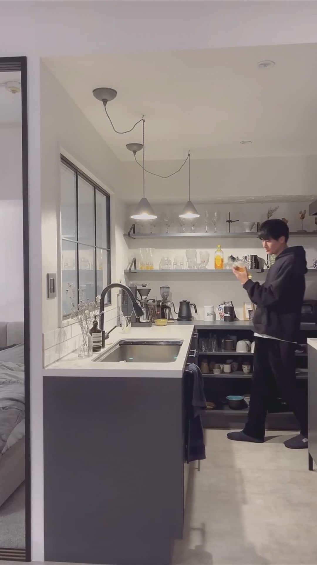 響のインスタグラム：「お家バー🥃　 部屋の照明は必要な場所だけを効果的に照らすように設計✏️  @kyo_clock ←家造りアイディアを垂れ流すリノベ建築家  みんなの家をちょっとオシャレで住みやすくしたい。  #間接照明 #リノベーション #リノベ #インテリア #建築#デザイン住宅 #家づくり #住宅 #住宅デザイン #不動産 #物件探し #設計事務所 #renovation  #interior  #myroom #homedesign #interiordesign #cozy #丁寧な暮らし#部屋作り」