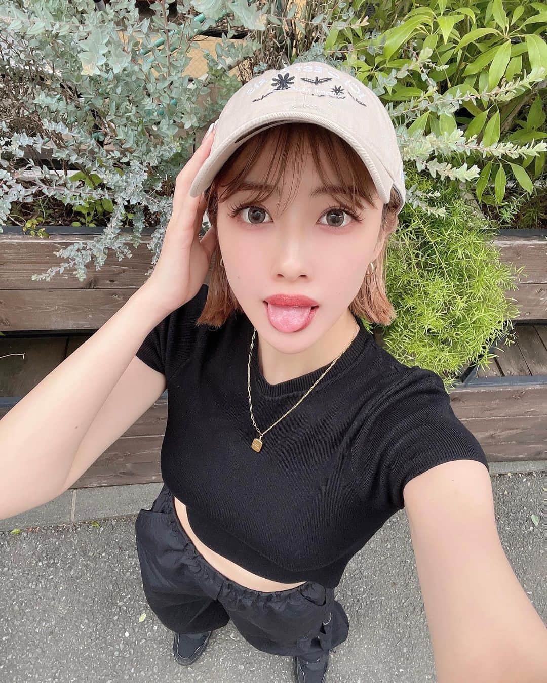 夏焼雅のインスタグラム：「🌞🫧🐶 昨日ﾈｲﾙアップした時の服は こんな感じでした〜🫶🏻✨ 最近ZARA可愛いの多くない??✨ バズり商品も多くて買い物行きがち💖 このCAPもお気に♡  さぁぁ〜!!今日は初めての会場で LIVEしてきますょん💚🦋✨  なかのZERO 大ホール : tokyo 今日の公演にはモーニング娘。'23から 岡村ほまれちゃんと山﨑愛生ちゃんが ゲストで登場してくれます💕💕 おｷｬﾜなお2人のパフォーマンス お楽しみにです🐶🫧✨💕  #zara  #newera  #msmw #live」