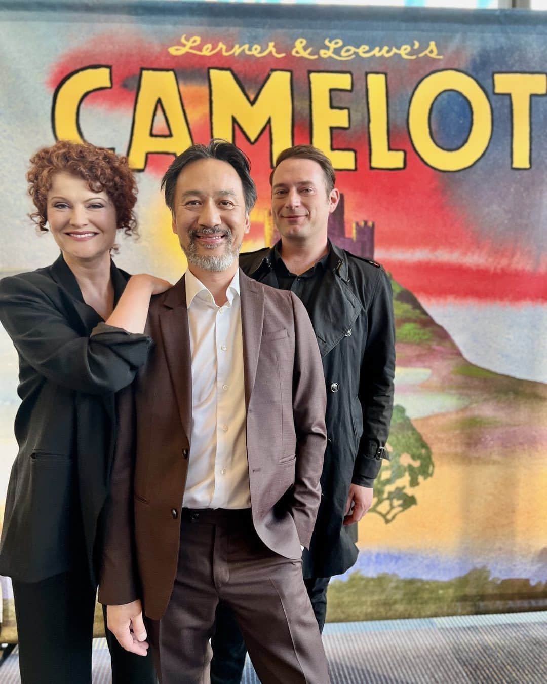 レベッカ・ウィソッキーのインスタグラム：「Thrilled to attend the Opening Night of @camelotbway with my husband and favorite lighting designer @lapchichu and our son @brandonscottjones 👻😘 It’s a beautiful production and the lighting design is simply breathtaking. Congratulations Lap and company!」