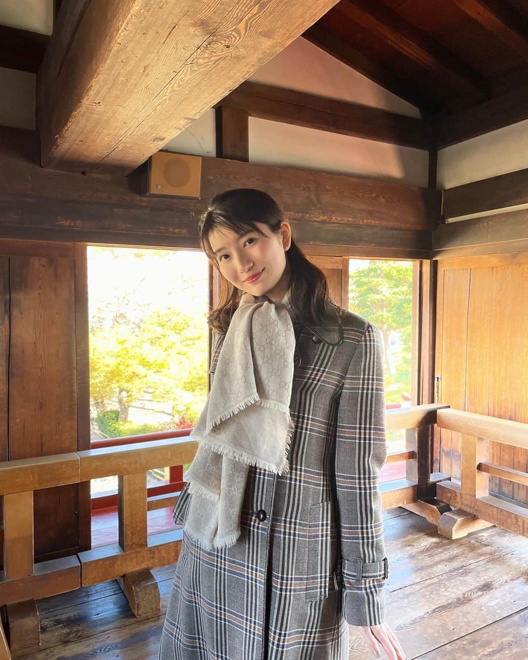 吉村恵里子さんのインスタグラム写真 - (吉村恵里子Instagram)「・ THE TIME,の休止日にお休みをいただき、 長野県松本市に行ってきました！  新宿からあずさ号で一本、2時間半。 案外近くて驚きでした。🚄  この日はお天気に恵まれて、 本当に気持ちのいい青空、川、山に囲まれて、🗻🏞 空気が美味しくて。なんだか心が洗われました。 まだ桜も少し残ってたんです。🌸 街を歩くだけで気持ちよかったなぁ~🚶‍♀️  国宝松本城は黒色の艶が美しく 建て替えや改造が派手に行われておらず昔のままの威厳を感じました。美！でした。🏯  少しの小旅行でもリフレッシュになって、心が満たされました☺️また訪れたいです。次は話題になった善光寺も行ってみたいですね。  #松本市 #松本城 #国宝松本城  #長野県 #長野観光」4月14日 14時20分 - yoshimura_eriko