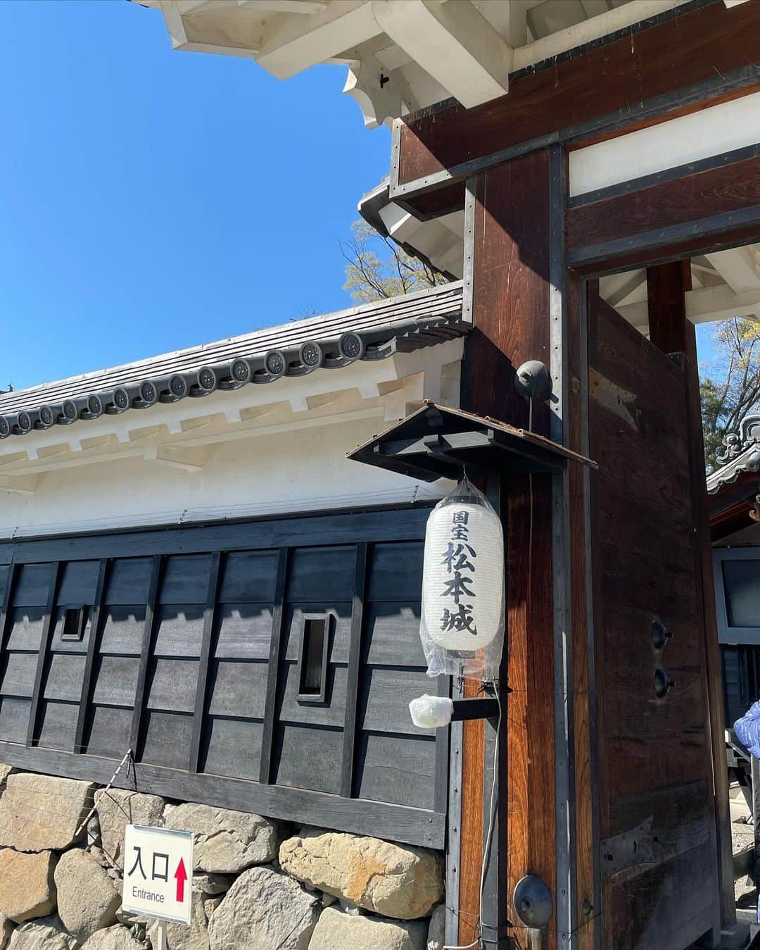 吉村恵里子さんのインスタグラム写真 - (吉村恵里子Instagram)「・ THE TIME,の休止日にお休みをいただき、 長野県松本市に行ってきました！  新宿からあずさ号で一本、2時間半。 案外近くて驚きでした。🚄  この日はお天気に恵まれて、 本当に気持ちのいい青空、川、山に囲まれて、🗻🏞 空気が美味しくて。なんだか心が洗われました。 まだ桜も少し残ってたんです。🌸 街を歩くだけで気持ちよかったなぁ~🚶‍♀️  国宝松本城は黒色の艶が美しく 建て替えや改造が派手に行われておらず昔のままの威厳を感じました。美！でした。🏯  少しの小旅行でもリフレッシュになって、心が満たされました☺️また訪れたいです。次は話題になった善光寺も行ってみたいですね。  #松本市 #松本城 #国宝松本城  #長野県 #長野観光」4月14日 14時20分 - yoshimura_eriko