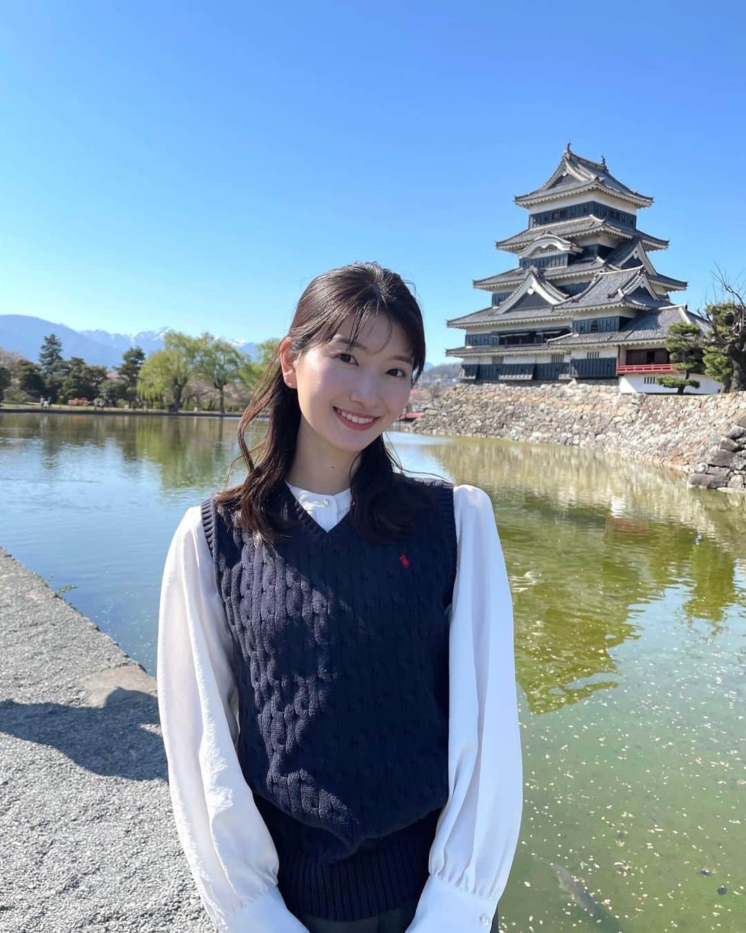 吉村恵里子さんのインスタグラム写真 - (吉村恵里子Instagram)「・ THE TIME,の休止日にお休みをいただき、 長野県松本市に行ってきました！  新宿からあずさ号で一本、2時間半。 案外近くて驚きでした。🚄  この日はお天気に恵まれて、 本当に気持ちのいい青空、川、山に囲まれて、🗻🏞 空気が美味しくて。なんだか心が洗われました。 まだ桜も少し残ってたんです。🌸 街を歩くだけで気持ちよかったなぁ~🚶‍♀️  国宝松本城は黒色の艶が美しく 建て替えや改造が派手に行われておらず昔のままの威厳を感じました。美！でした。🏯  少しの小旅行でもリフレッシュになって、心が満たされました☺️また訪れたいです。次は話題になった善光寺も行ってみたいですね。  #松本市 #松本城 #国宝松本城  #長野県 #長野観光」4月14日 14時20分 - yoshimura_eriko