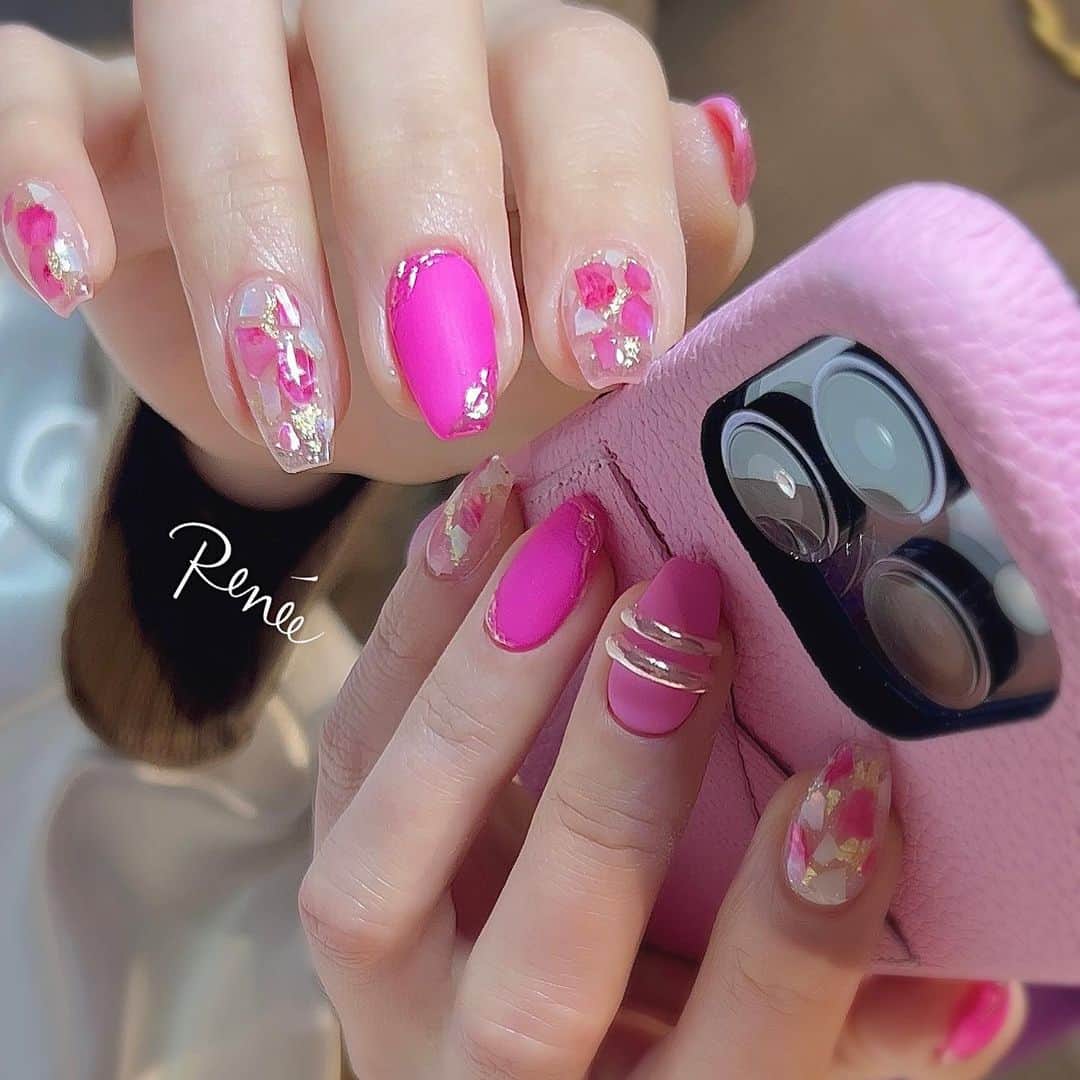 ネイルサロンレネのインスタグラム：「. ◻︎PINK💗💗 ⁡ シェルの部分は クリアで透明感🫶🏼 @apresnailjapan  @apresnailofficial  ⁡ ⁡ Renée 梅田店 2023年1月18日(水) 📢拡張リニューアルオープン！📢 移転先→ 530-0027 大阪府大阪市北区堂山町1-2 R&Eビル3階 ⁡ ⁡ Renée公式LINE ───────  【@bos7903t】←※@から入力🔍 ⁡ メニューに迷った方やご相談は LINEにて受け付けております。 ⁡ リピート率95% TV.メディア出演 スタッフ全員資格保持者 カラー300種類以上 パーツ1000種類以上 雑誌掲載デザイン多数 ⁡ ▶︎▶︎▶︎初回クーポンご利用頂けます ￣￣￣￣￣￣￣￣￣￣￣￣￣￣￣￣ ご予約はプロフィールTOPのリンク内 URLをご利用下さい。 ⁡ ⁡ #ネイルスクール#ネイルスクール大阪#オンラインサロン #大阪ネイルサロン#梅田ネイルサロン#シンプルネイル#きれいめネイル大人ネイル#ナチュラルネイル#美フォルムネイル#美フォルム#ハイクオリティフォルム#フィルイン#シェルネイル#クリアネイル#おしゃれネイル」