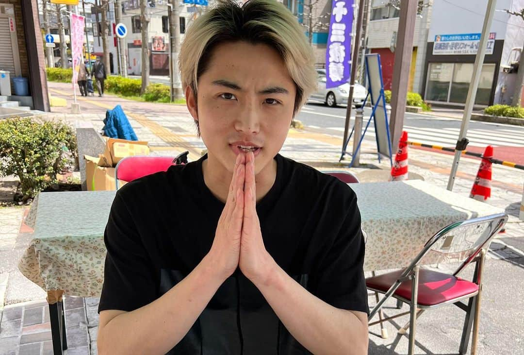 岐洲匠さんのインスタグラム写真 - (岐洲匠Instagram)「おはよう 昨日26歳誕生日でした  25歳アラサー入門編 とても濃厚な一年だった。 演じる事の難しさ、楽しさ 楽しさと似てるけどワクワクさ、 そして沢山の出会い。 沢山吸収した。 成長を感じる歳でした。 あ、体質の変化も感じた、俺って肉つくんだ…って。 25歳の岐洲お疲れ様でした  昨日から26歳アラサー入門編2 岐洲にきに変わったから皆様よろしくお願いします。 話変わるけど、昨日本当に開運日だったらしくて撮影が始まる前の時間で 開運蕎麦食べてきました。 茨城の人達が優しくてほっこりした。 特に特別な日って自分では思ってなかったら、心の中でヨッシャラッキーと呟いた。 さよならモノトーンチームにも誕生日を祝ってもらいました！ 今思い出したけどケーキ食べるの忘れてた、美味しそうだったのに。 チキショウ ありがとうございました。  また映画の事は投稿していく！ 岐洲にしては長文になった 皆様沢山祝ってくれてありがとうございました。 そしていつも応援ありがとうございます これからも頑張るます よろしくお願いするます #4月13日 #開運日 #巌流島の日」4月14日 14時29分 - takumi.kizu.official