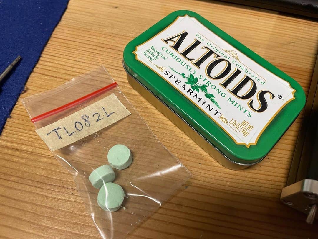 森田繁さんのインスタグラム写真 - (森田繁Instagram)「ブリキ缶をつかいたかったので残っていたアルトイズを小袋に移したのだが、なにこの違法薬物感。」4月14日 14時23分 - siglic