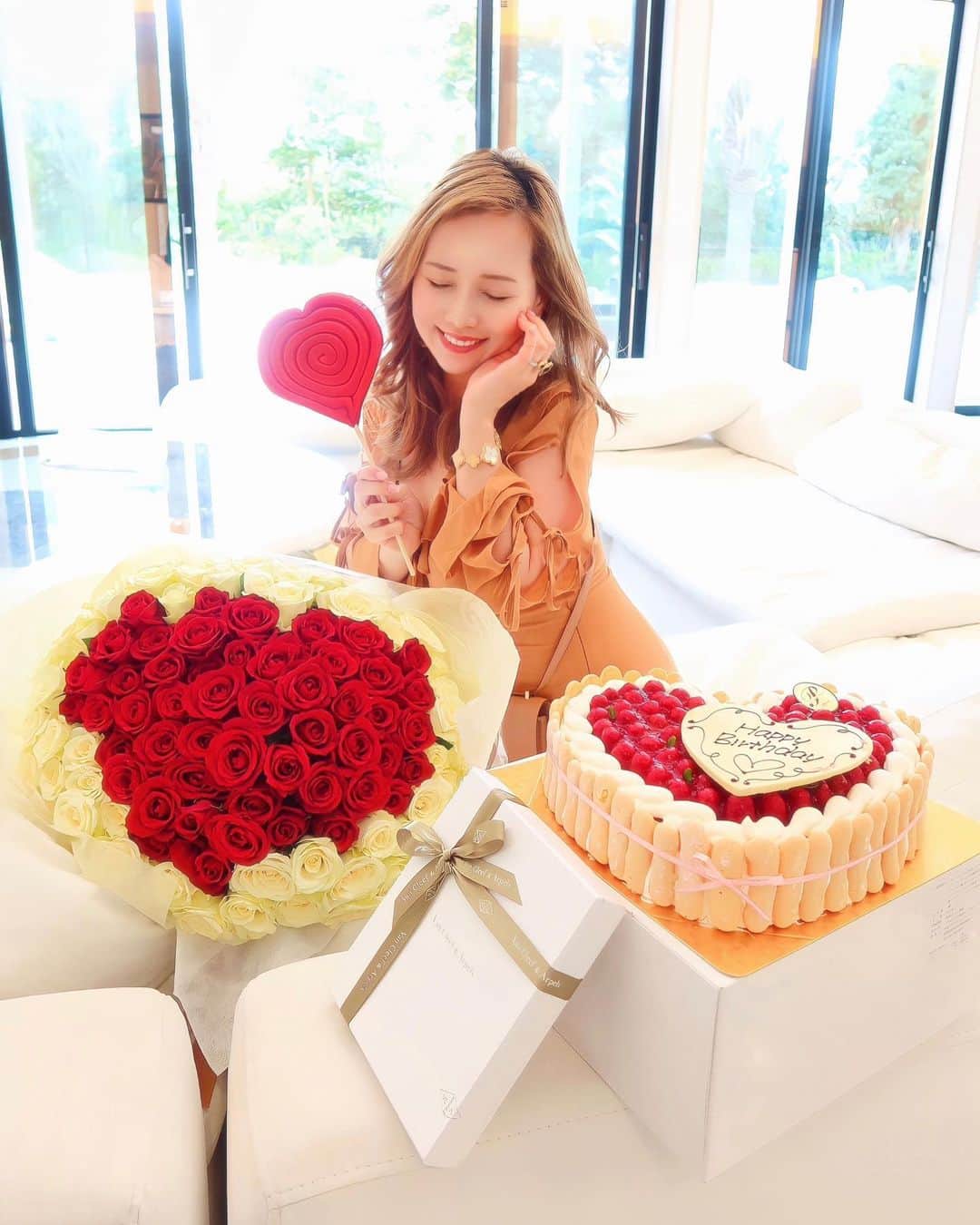あいりんのインスタグラム：「ふたりから👱🏼‍♂️🎁👦🏼 ハートで埋め尽くされたわ🩷🩵🧡💚💛💙  Bigなハートキャンディは息子から❤️😍🥰😘❤️  誕生日当日はごくごく普通に過ごしましたが ふたりが買ってきてくれたケーキでみんなで歌いました🎼🍰  今年も愛と笑顔が溢れる一年にするで〜🥰🪽  何回歌ってもハピタースデーなん🥹かわちぃ。。♡」