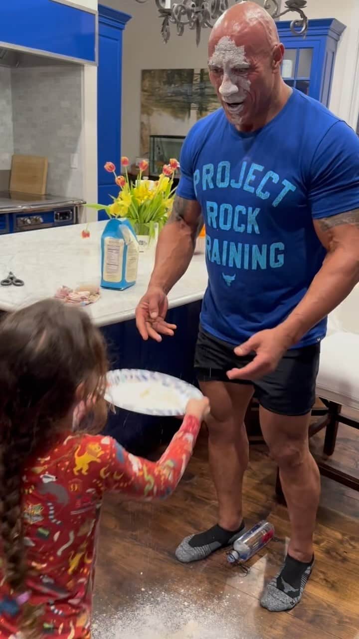 ドウェイン・ジョンソンのインスタグラム：「Another “daddy close your eyes” game I got suckered into.   You’d think by now this fool would’ve learned his lesson? 🤣🙋🏽‍♂️🤦🏽‍♂️  #daddycloseyoureyes 🫣💀」