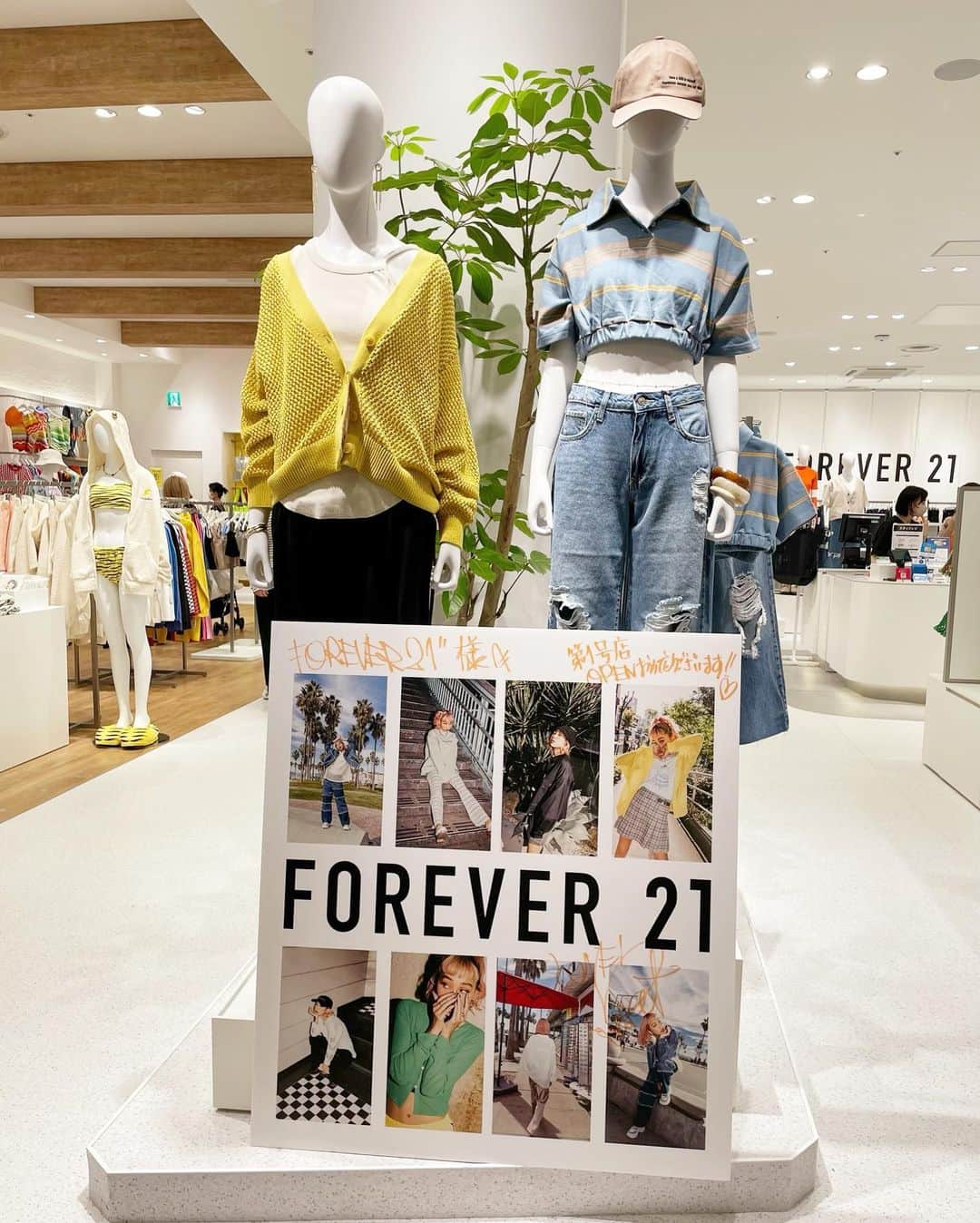寺島茉里さんのインスタグラム写真 - (寺島茉里Instagram)「⁡ ⁡ ｢ FOREVER 21 ｣が日本再上陸して 第一号店が大阪にできるの知ってた⁇ ⁡ 4月17日にOPENするららぽーと門真の 実店舗にひと足先にお邪魔してきました🤎 ⁡ ⁡ カラフルでポップな物からキレイめな物まで 使いやすそうなアイテムが沢山ありすぎて お買い物が楽しすぎたっっっ‼︎ ˊ˗ ⁡ ⁡ 娘はお野菜モチーフの雑貨と 店頭の青山テルマさんが気に入ったみたいで かわいっ♡連発しながら張り付いてた🫶🏻笑 ⁡ ⁡ 今回迷ったデニム今度買いに行こ👖⋆꙳ ⁡ ⁡ #FOREVER21 #フォーエバー21_pr #ららぽーと門真 #ママコーデ #ママファッション #関西ママ #女の子ママ」4月14日 14時28分 - tera___1224