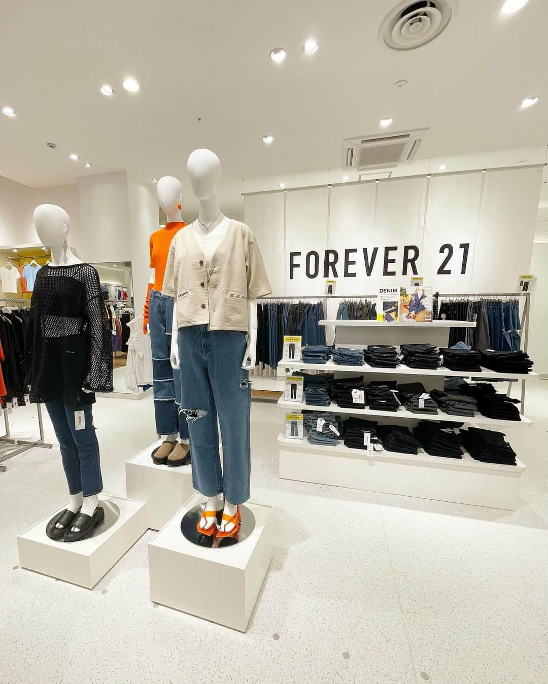 寺島茉里さんのインスタグラム写真 - (寺島茉里Instagram)「⁡ ⁡ ｢ FOREVER 21 ｣が日本再上陸して 第一号店が大阪にできるの知ってた⁇ ⁡ 4月17日にOPENするららぽーと門真の 実店舗にひと足先にお邪魔してきました🤎 ⁡ ⁡ カラフルでポップな物からキレイめな物まで 使いやすそうなアイテムが沢山ありすぎて お買い物が楽しすぎたっっっ‼︎ ˊ˗ ⁡ ⁡ 娘はお野菜モチーフの雑貨と 店頭の青山テルマさんが気に入ったみたいで かわいっ♡連発しながら張り付いてた🫶🏻笑 ⁡ ⁡ 今回迷ったデニム今度買いに行こ👖⋆꙳ ⁡ ⁡ #FOREVER21 #フォーエバー21_pr #ららぽーと門真 #ママコーデ #ママファッション #関西ママ #女の子ママ」4月14日 14時28分 - tera___1224