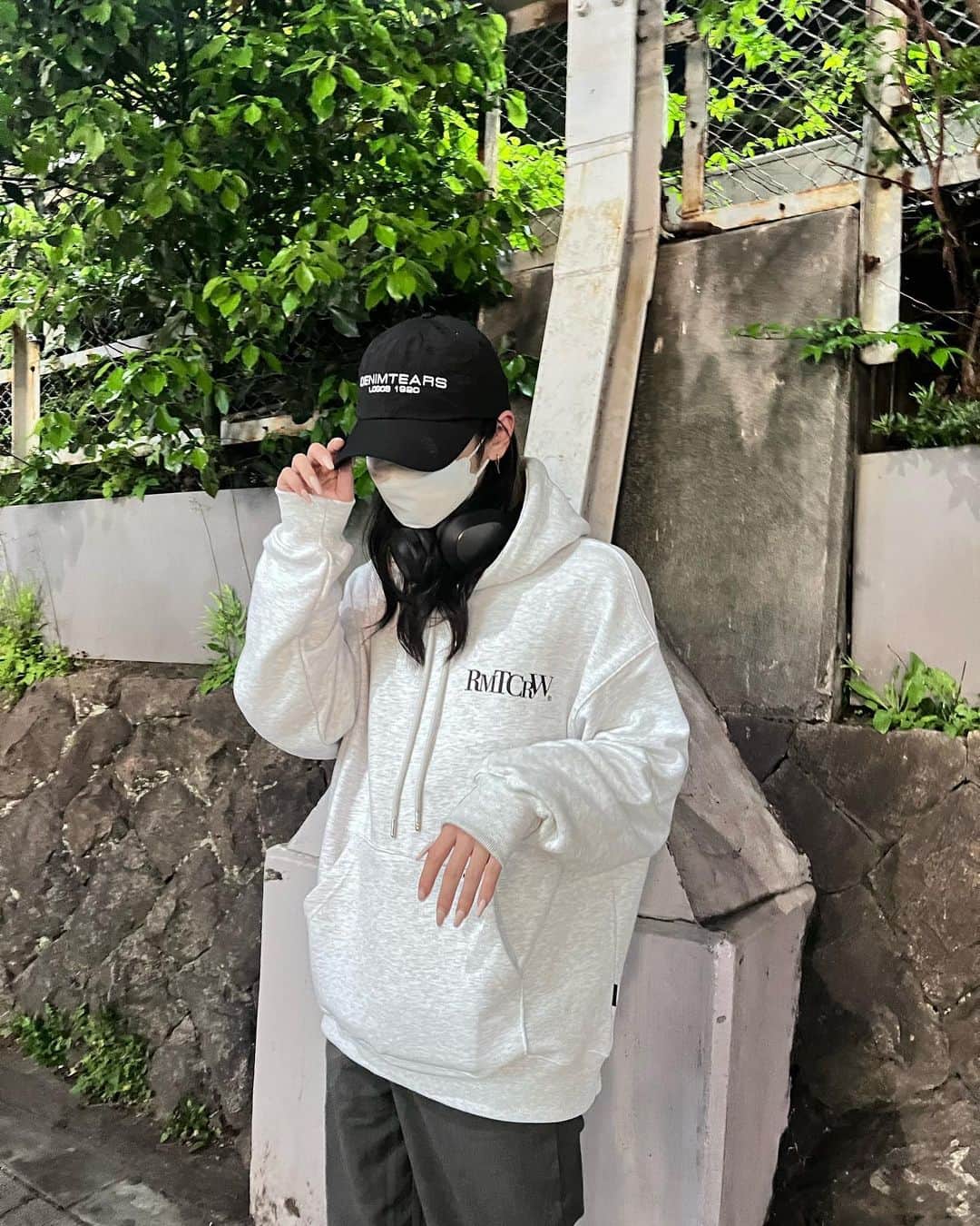 のインスタグラム：「パーカー1枚でも平気な気温好き  #ロマンティッククラウン  #romanticcrown」