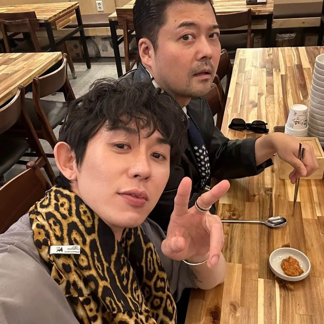 チョン・ヒョンムのインスタグラム：「오늘 밤 필승!!!  #코쿤 #전현무 #나혼자산다 #패션대전」