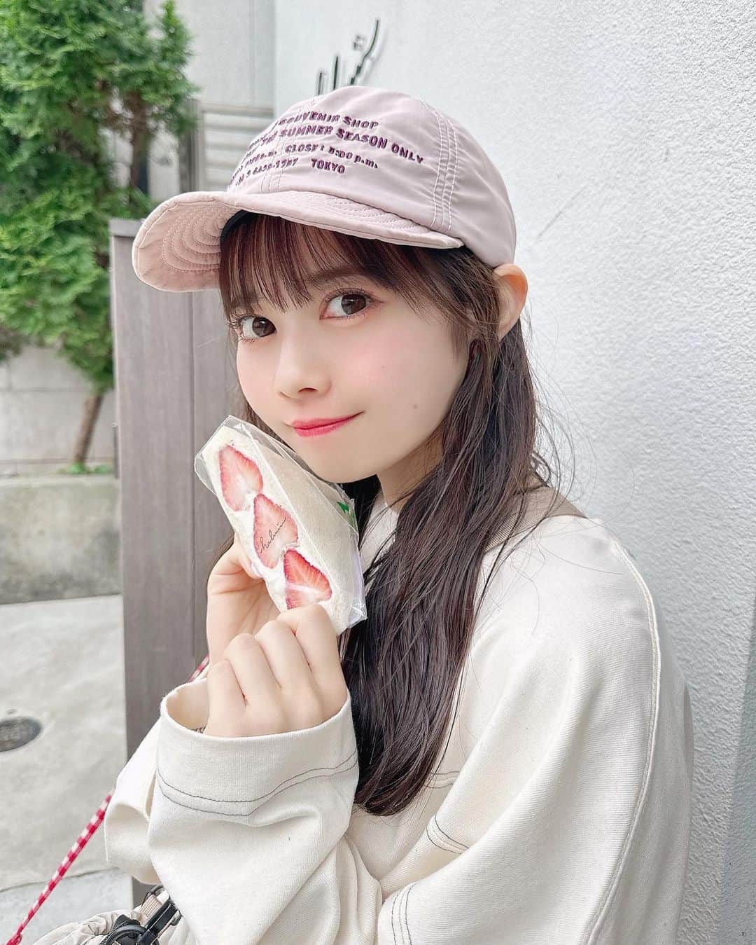 近藤沙瑛子のインスタグラム：「#等々力渓谷 にお散歩行ってきた🐶 フルーツサンド🍓アルくんは食べれません  (かごバッグはお店で借りれたよ🧺♡)  #haluuu #等々力カフェ #等々力」