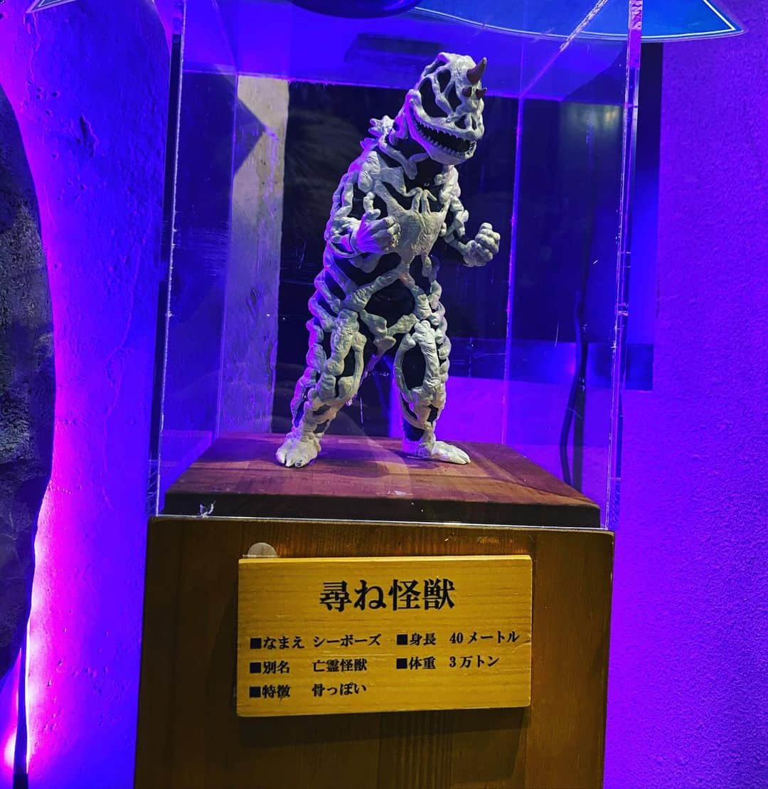 ぎわちん。のインスタグラム：「いじけ怪獣🦴 #シーボーズ #モンスターxの元ネタ #ウルトラマン #ultraman #ゴジラ #怪獣酒場」