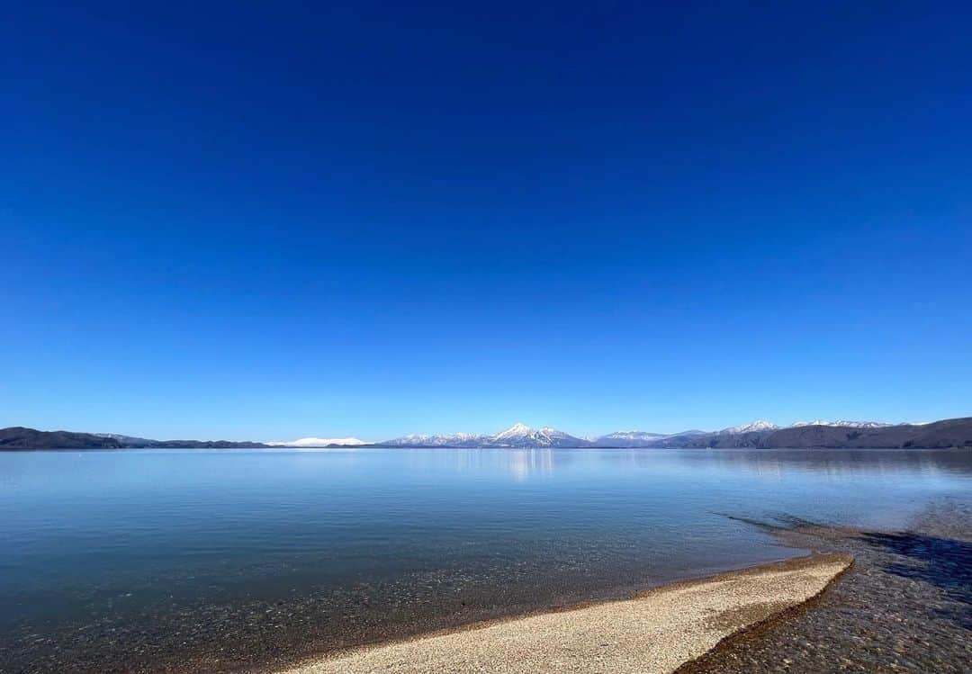 はたゆりこさんのインスタグラム写真 - (はたゆりこInstagram)「福島に行ってきました🚄 ━━━━━━━━━━━━━━━━━━━━━ 先日行った福島県の猪苗代湖が感動的な美しさでした✨ 日本で4番目に広い湖で、日本百景に選定されているそう。 雲ひとつない青空に湖水はどこまでも澄み渡っていて、しばらく見惚れてしまいました。 心洗われる時間でした☺️  The other day I visited Lake Inawashiro in Fukushima, which was impressively beautiful. It is the fourth largest lake in Japan and one of the 100 most scenic spots in Japan. As the sky had no cloud and the water was so clear, so I was fascinated for a while. It was peaceful and refreshing time!  ≪出演情報≫ ◼4月28日(金)夜 バースデーワンマン＠国分寺GiveHearts  #福島県 #猪苗代湖 #福島観光 #観光スポット #磐梯山 #空のある風景 #湖のある風景 #青の世界 #fukushima #fukushima_trip #photo_jpn #touristspot #landscapephotography #landscapelovers」4月14日 14時36分 - hatayuriko