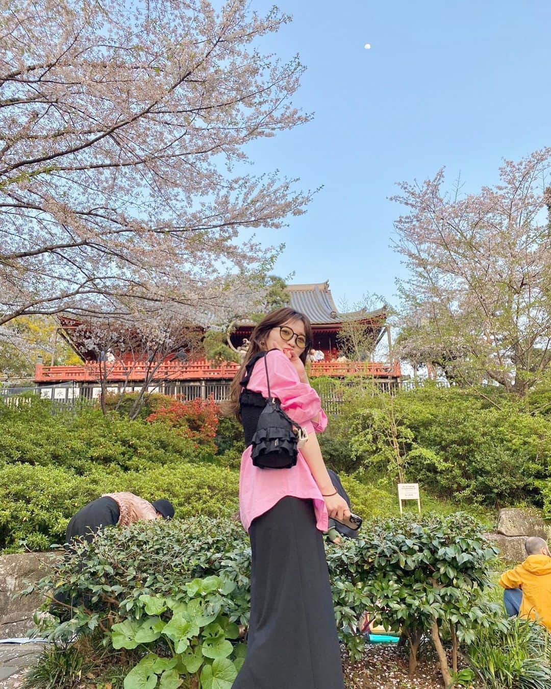 Fushimi natsukiさんのインスタグラム写真 - (Fushimi natsukiInstagram)「💕🌸💕  桜見るから、もちろんピンクコーデ💓💓💓  結局遅れる時差更新。 元同期たちと上野花見🐼 #2週間の時差更新 この日はお昼があったかくてほんとにお花見日和だった🌸  もう桜のシーズンあっという間に終わったなぁ〜〜 夏がくる〜！！ 今年はたくさんいろんなところ行きたい♡  #30代コーデ #30代ファッション #ロングヘア #ピンクコーデ #重ね着 #ビスチェ#シャツコーデ #今日のコーデ #お気に入り #ブラックコーデ#Kastane#kastane_ootd #カスタネ　#カジュアルコーデ #大人カジュアル #ふしみふく」4月14日 14時42分 - fusshan