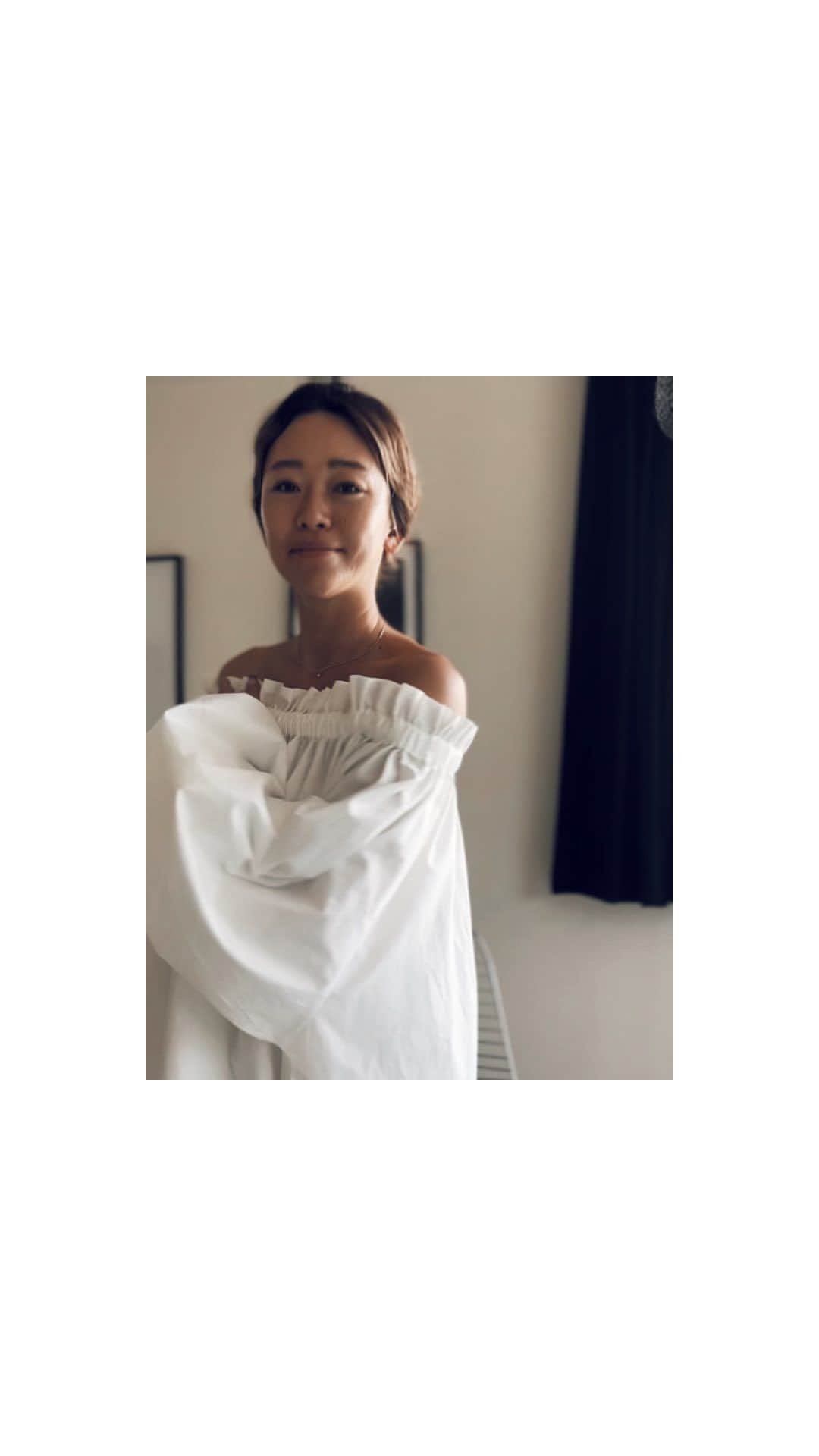 藤田敦子のインスタグラム：「ㅤ @meisme_design コラボドレスの販売が スタートいたしました。  私はといえば、みなさんより一足先に 着させてもらえることになり GWのおでかけに持って行こうと思っています。 みなさんへのお届けは、夏前の5月末あたりを 予定しています。  お友達の皆さんも購入嬉しい🥺 ありがとうございます本当に🙏  そしてスタイリスト様、衣装等の リースも受け付けておりますー。  -——— MeisMe design × Atsuko Fujita Cotton gathered puff dress -———  @meisme_design  オンラインストアにてオーダー受付しています。 オーダーの受付は1週間です。 ㅤㅤ Date 4/13 （木）20:00〜 4/19 （水）23:59  at @meisme_design online store   Color Black／White／Grege  Price ¥23,800-（tax in） ㅤㅤ ㅤ #akiatsuko #meismeatsukofujita #meisme_design」