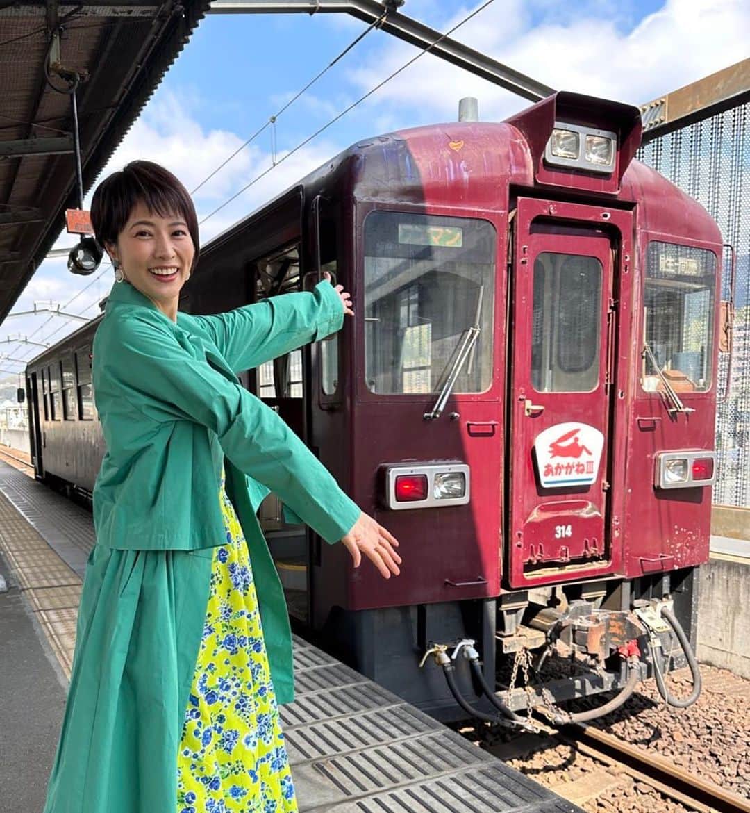 村井美樹のインスタグラム：「先週　#わたらせ渓谷鐵道 の旅をしてきました。春らんまんでお花たちがとっても綺麗でした☺️🌸  #旅こけし は @naomi8530 #梅木直美工人 のネコこけし😽」