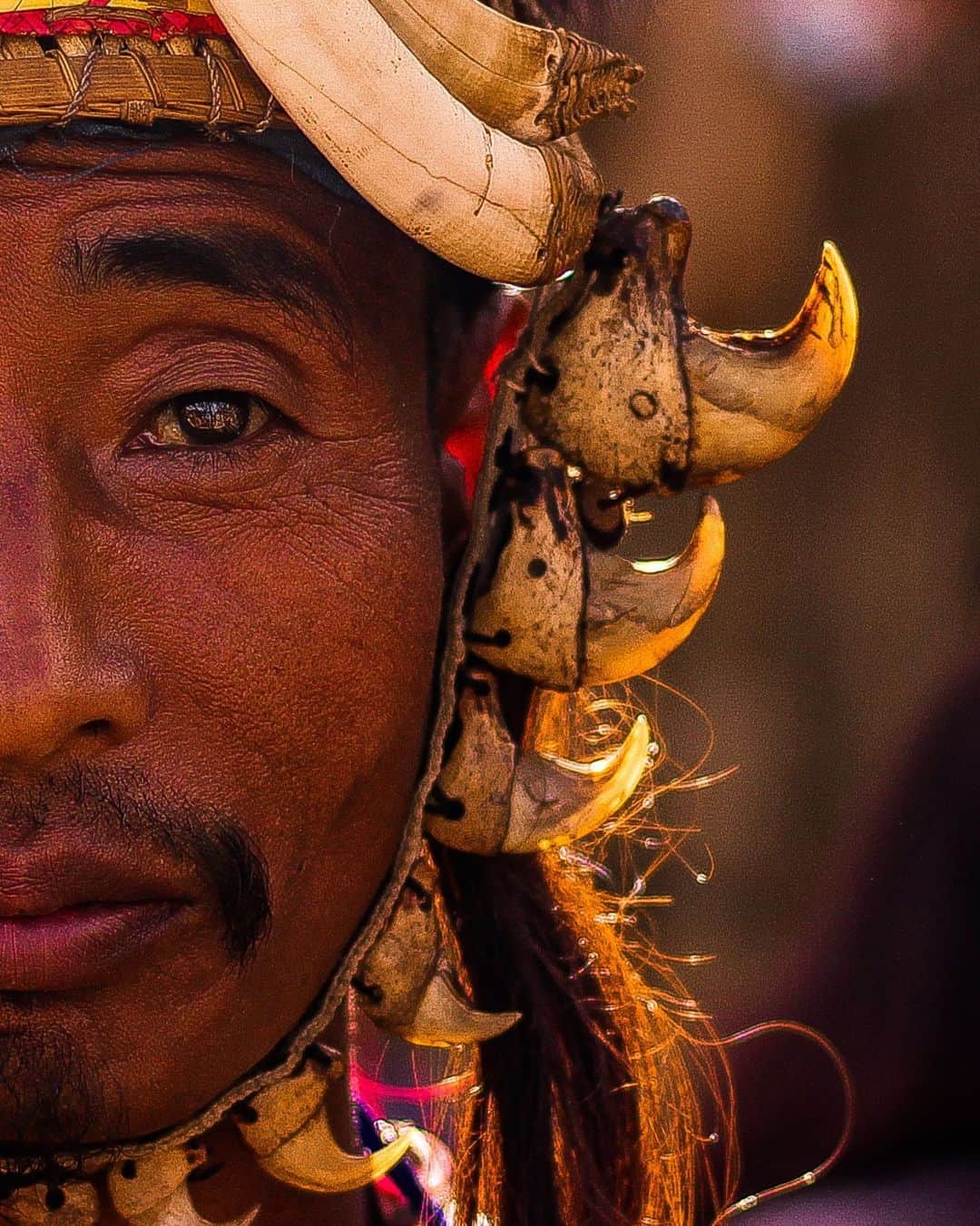 Canon Asiaのインスタグラム：「Who knew Hornbills were such party animals? 🪶⁣ ⁣ One of the amazing things about photography is its ability to connect people and cultures through visual stories spanning both distance and time. @sabyasachi_talukdar recently had the opportunity to photograph the annual Hornbill festival in Nagaland, India – a celebration that represents all the ethnic groups in the Northeastern 🇮🇳 state. This particular shot provides a taste of the overall extravagance that accompanies this 🎉 'Festival of Festivals' 🎉, as indicated by the ornate nature of the native headdress.⁣ -⁣ 📷 Image by @sabyasachi_talukdar on Canon EOS 1200D | EF50mm f/1.8 STM | 50mm | f/2.2 | ISO 100 | 1/1000s⁣ -⁣ #TeamCanon #CanonAsia #CanonPhotography #CanonPhoto #CanonImages #CanonLens #CanonColourScience #PhotoOfTheDay #IAmCanon #ThePhotoHour #TravelPhotography #PortraitPhotography」