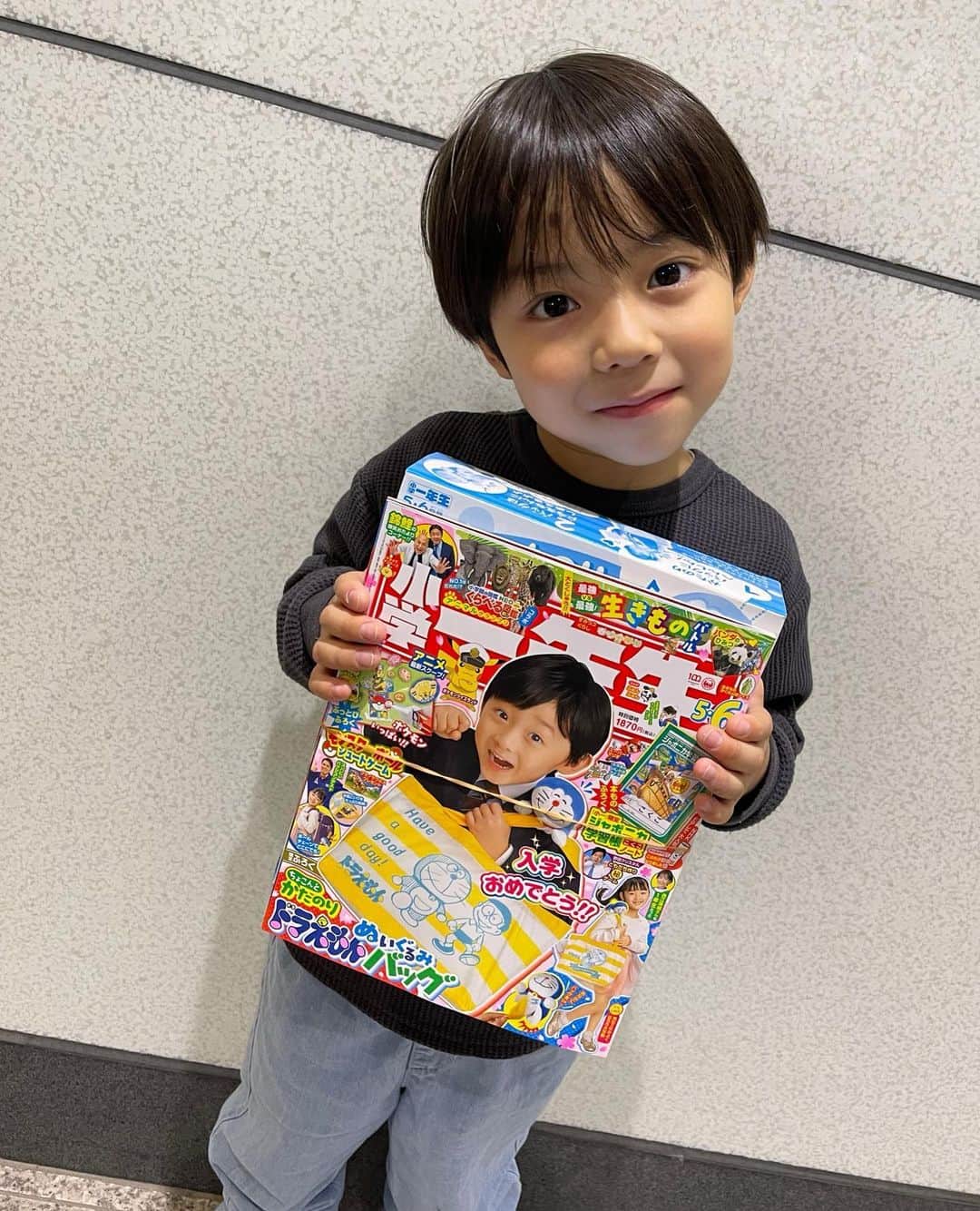 恒松あゆみのインスタグラム：「『小学一年生』5.6月合併号、本日発売です！  今回はどこに登場しているでしょう。 是非探してみてくださいね。  4月号に続き、付録も記事もボリュームたっぷり！ 家族みんなで読むぞー💪   #小学一年生 #モデル #ドラえもん #付録 #テアトルアカデミー #齋藤統真」