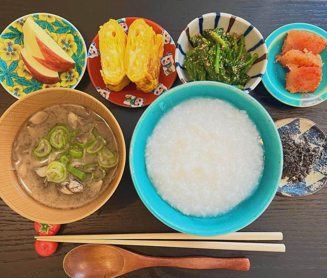 天木じゅんさんのインスタグラム写真 - (天木じゅんInstagram)「お粥定食。  舞茸お味噌汁 お粥 だし巻き卵 ほうれん草胡麻和え 明太子　塩昆布  質素な食事が好きです #天木ごはん #お粥 #手料理 #扁桃腺腫れてる #がーん」4月14日 14時53分 - jun.amaki