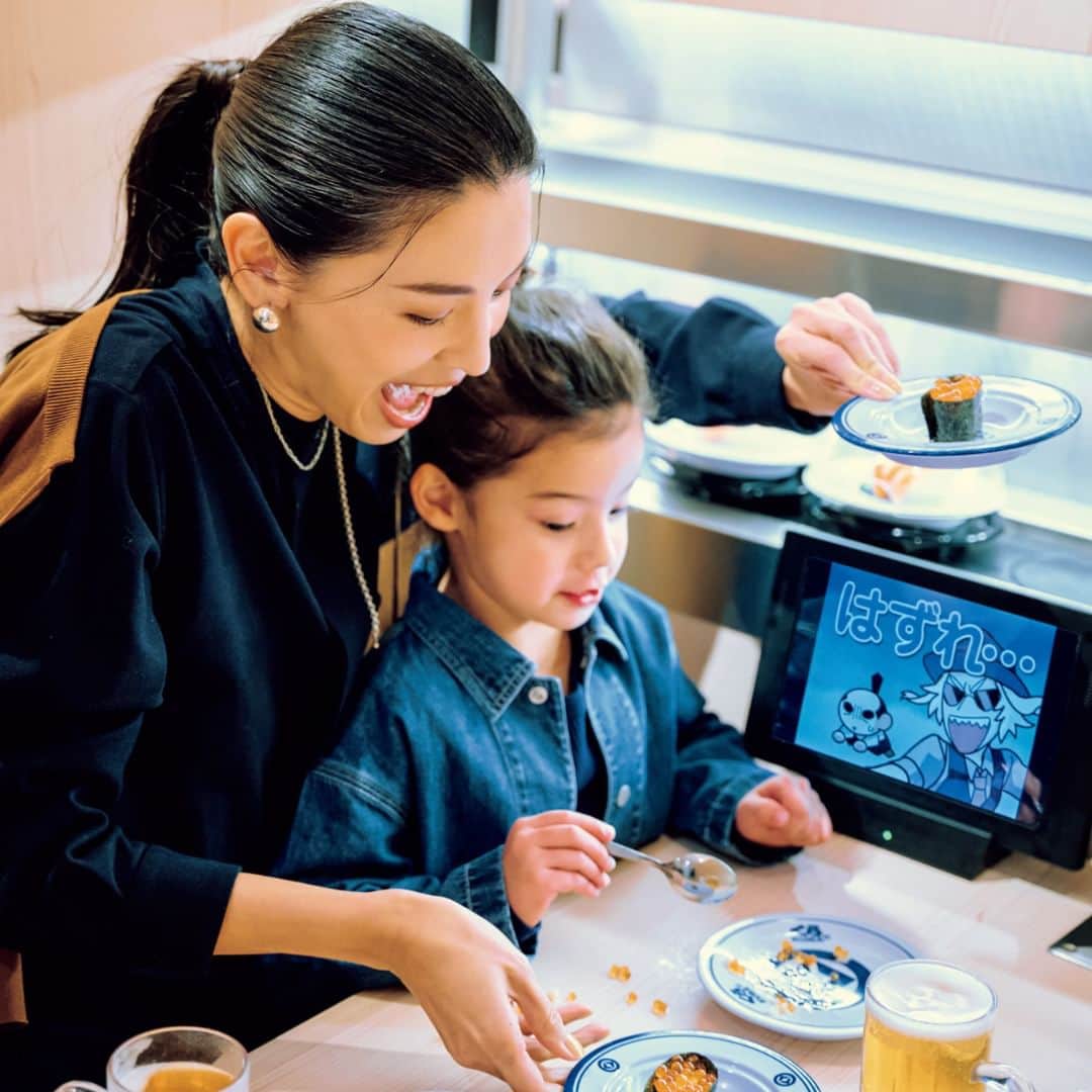 のインスタグラム：「【このコーデが気に入ったら コメント欄に💛をください！ 気に入ったコーデを保存していくと あとから見返すときにも便利です✨】 4月13日（金） 今週もお疲れさまでした！ 一週間、子どもたちも自分も頑張ったご褒美に くら寿司打ち上げ✨  長袖シャツのオールインワンなら お仕事はもちろんアフターファイブのテンションにも合うから金曜日にぴったりですね✨  オールインワン：#NICOLASJENSON #二コラジェンソン カーディガン：#MIESROHE #ミースロエ ピアス、ネックレス：#Rieuk #リューク   #今日のコーデ #今日の服 #コーデ #お仕事コーデ #ootd #outfit #慣らし保育　#金曜日コーデ　#オールインワン #オールインワンコーデ #ママコーデ #VERYほぼ毎日コーデ #VERY編集部 #VERYweb #申真衣 #very  撮影／川崎一貴〈MOUSTACHE〉　ヘア・メーク／シバタロウ〈P-cott〉　スタイリング／竹村はま子　取材／増田奈津子  ※VERY4月号P45に掲載の商品です。お問い合わせはお控えください」