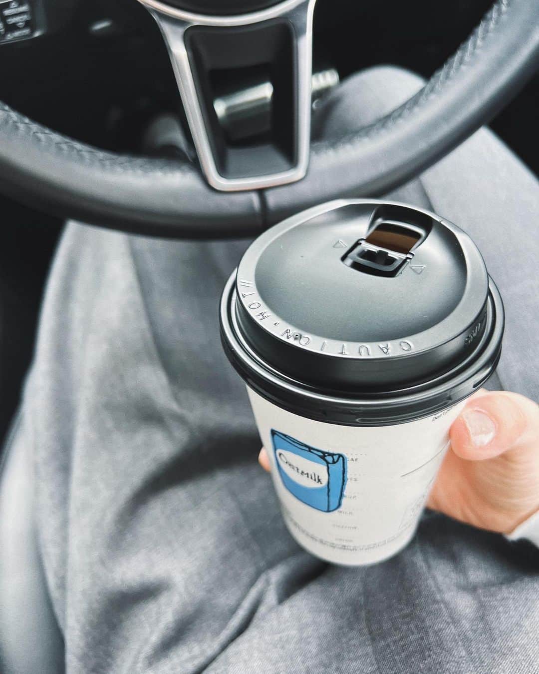 翁安芸さんのインスタグラム写真 - (翁安芸Instagram)「ちょっとおしゃれなスタバ🖤  このホットと同じカップでアイスラテを飲むのに未だ慣れず、、氷がガバッと落ちてくるのを恐れながら、、ちびちび飲んでます🧊💦  わかりますか？😅  画像2: コーヒー待ちもブザー式。床のタオルかわいかった🖤  #スターバックスリザーブ #starbucksreserve #tokyo」4月14日 14時59分 - akinyc