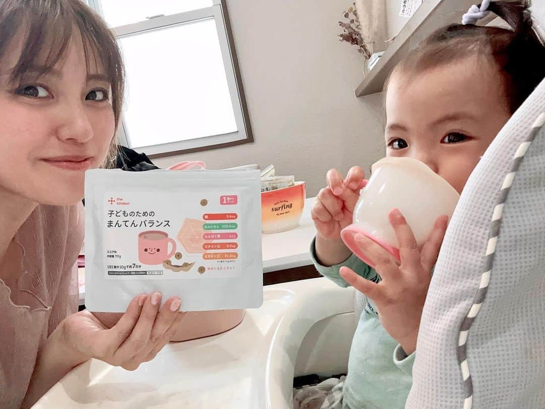 笠原美香のインスタグラム：「👶 離乳食もほぼ卒業して 大人の食事を小分けでモリモリ 食べてくれる食いしん坊さんな娘っ子♡ 基本的になんでもパクパクいってくれて助かる限り😌 でもたまーに気分で食べない時もあったり がこの頃見られるので そんな時にはこういう栄養補助食品もアリかなと✨ いつもお世話になっていて 信頼をおいているカインデストさんの♡  栄養バランスのサポートをしてくれる まんてんバランス @thekindest_official  を取り入れてみました！  牛乳に入れたり、蒸しパンに混ぜたりして たまーにあげてます♡ 娘っ子も私も大好きな風味です😍笑  ままズボラだから、、、 ダマになっててごめんよ笑 ちゃんととけますので🙌ww  #thekindest #カインデスト #赤ちゃんからの食育 #まんてんバランス」