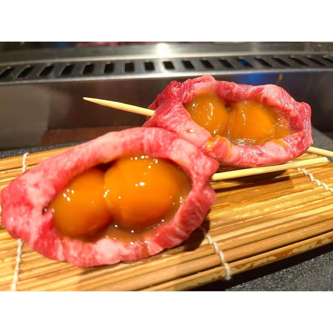 Shinnosukeさんのインスタグラム写真 - (ShinnosukeInstagram)「そういえばこないだ食べたコレ美味かったな。 醤油漬けの卵黄が牛タンに包まれてるヤツ。  #delicious #焼肉」4月14日 15時02分 - shinscapade