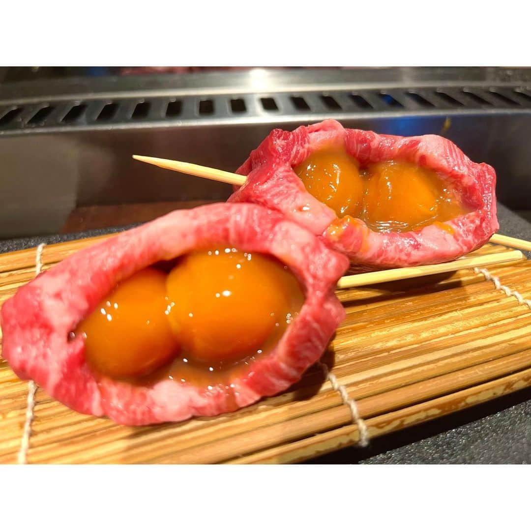 Shinnosukeのインスタグラム：「そういえばこないだ食べたコレ美味かったな。 醤油漬けの卵黄が牛タンに包まれてるヤツ。  #delicious #焼肉」