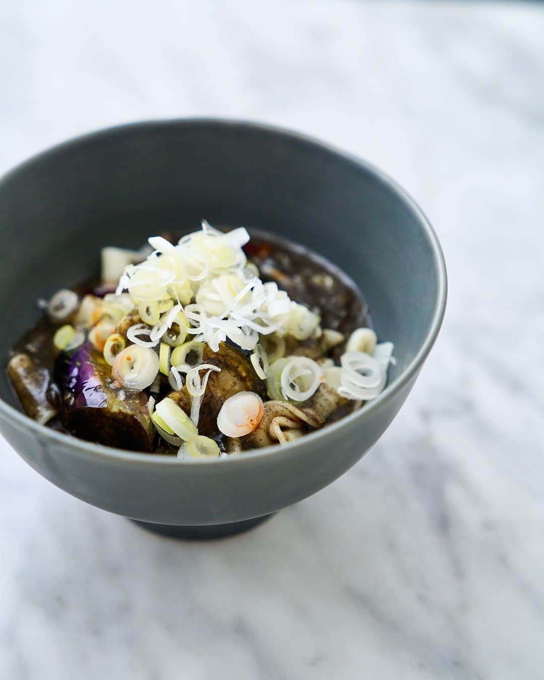 &eatのインスタグラム：「#LIVERARY_EXTRA_AND_EAT  【NOODLE】 麻婆茄子きしめん 1000円 自家製スパイスミンチを使った真っ黒な麻婆茄子。 とろっとした麻婆茄子を、星が丘製麺所の麺にからめてつるっと。 茄子のジューシーさと、スパイスの香りがたまりません。 ピリ辛な味わいがやみつきに。  「&EAT」 白黒料理店｜和食・洋食・麺・ カフェ・ワイン・クラフトビール  ジャンクに見えて、実は健康。面白い、かわいいの先にある、丁寧な「おいしい」。「誰かの暮らしに寄り添えるお店」として名古屋パルコで営業していた店舗（2014-18）が生まれ変わって復活します。食事もお茶もお酒も終日イートイン・テイクアウトOK。安心・安全・おいしいをあなたらしく。楽しみながら食への興味を持つきっかけになる場所。  【LIMITED OPEN】 名古屋PARCO 西館7F レストランフロア 「LIVERARY Extra &EAT」 変てこなコンビニ / 白黒料理店 2/17 Fri. - 5/7 sun. 変てこなコンビニ「LIVERARY Extra」と、Maison YWEやTT" a Little Knowledge Storeなどの人気店を展開してきたMAISONETTEによる飲食店「&EAT」の合体店舗。 愛知出身の漫画家・大橋裕之や国内外で活躍する平山昌尚ほか様々な作家たちとのコラボアイテムをはじめ、多種多様なグッズをセレクト。 “白黒”をテーマにしたラーメンやきしめん、アイス、チーズケーキも充実。PARCO7階から「カルチャー」と「食」を発信します。  @liverary @liverary_extra @and_eat @maisonywe @tt_a_little_knowledge_store  #LIVERARY #maisonette_inc」