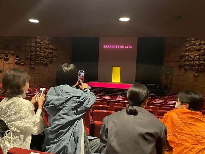 のインスタグラム：「おもしろくって たのしくって さいこーうな時間を 4人だけでなく 他にも勢ぞろいしたみんなで いっしょに過ごせて 私たちの空間はきっと ハッピーオーラで包まれていたことでしょう  バカリズムさんありがとうございました🙏✨」