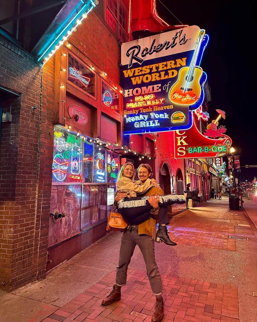 アマンダ・ミシェルカのインスタグラム：「Still floating since Monday. This angel flew out to Nashville and surprised me on my Birthday 🤠 Having you at The Ryman was a dream come true for me 🥹 I love you sweetheart.」