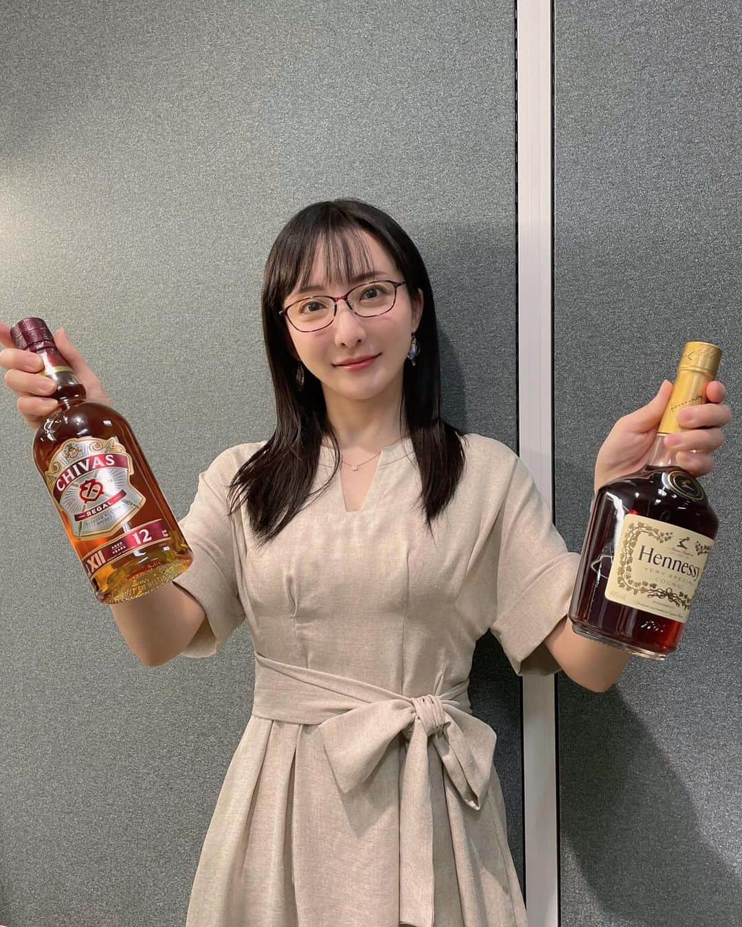 松澤千晶のインスタグラム：「私の控え室には何故かシーバスとヘネシーが置いてあります。  元気が出ない時のためにスタッフさんが用意してくださったもので、まだ手を出していません。  お心遣いに感謝ですね🥃✨  #バラダン #TOKYOMX」