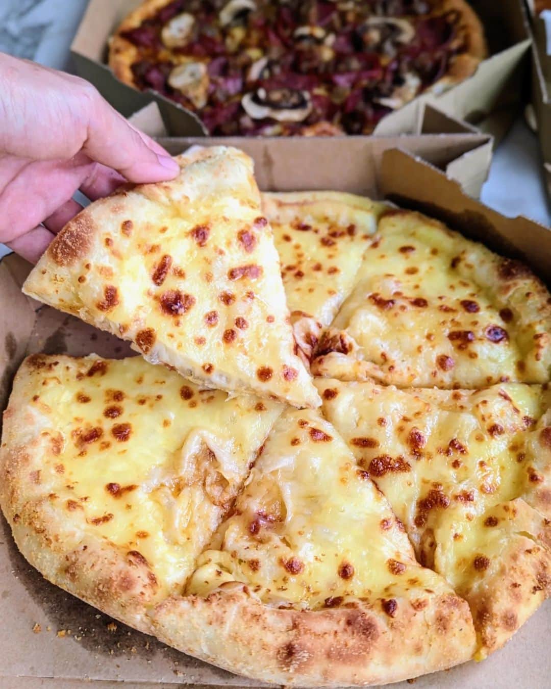 Li Tian の雑貨屋さんのインスタグラム写真 - (Li Tian の雑貨屋Instagram)「Still remember @dominossg Cheese Xplosion Pizza last year cos it was ultra cheeeeezy and now  it's back with 4x cheese! Still as good without being an overkill of cheese.   Opt in the Domino’s all-new 20-piece Chic-Box – a combination of 10 drummets and 10 wings for a complete meal if u have a bigger party.   Now available via online delivery, Click & Collect, or in stores island wide until 30 Apr.   Use code CXR or CXL to enjoy your all time fav pizza at just half its usual price with the now permanent 50% off promotion.  #singapore #sgfoodie #yummy #love #sgfood #foodporn #igsg  #instafood #beautifulcuisines #bonappetit #feedfeed  #savefnbsg #delicious #pastry #sgeatout #foodsgram #whati8today #sgrestaurants #sgpromo #sgtravel #pizza #sgpizza #dominospizza #cheese #cheeseporn」4月14日 15時16分 - dairyandcream