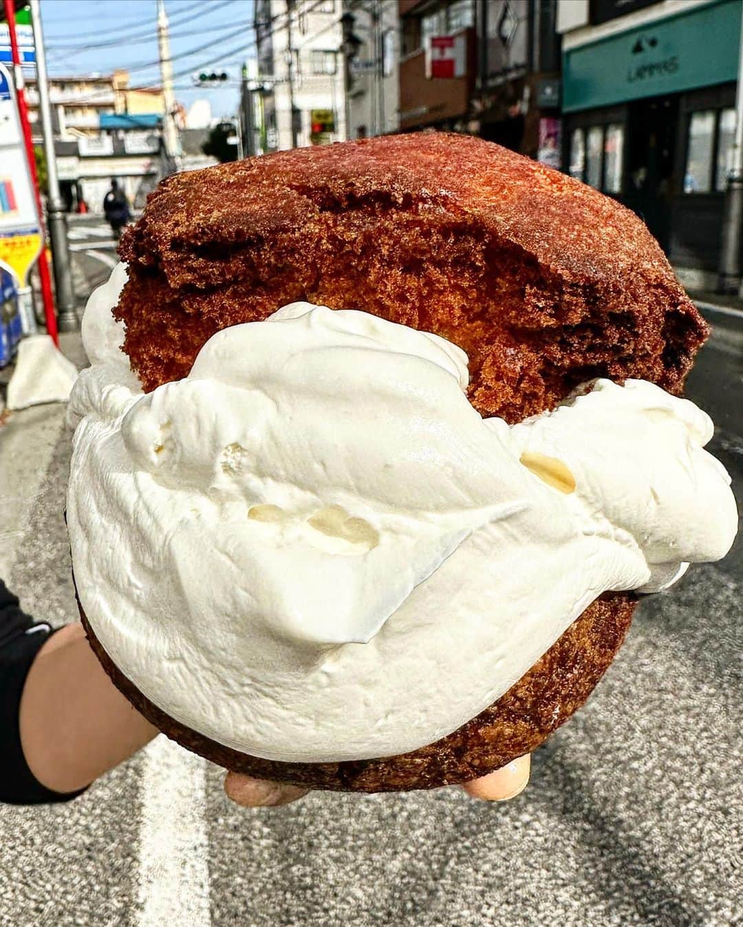 Coffee & Toast Tokyoさんのインスタグラム写真 - (Coffee & Toast TokyoInstagram)「"さくさく" クリームアンダーギー‼︎ 🤎🤎🤎🤍🤍🤍🤎🤎🤎  “Whipped cream is exquisite. What a pity it isn't illegal"  さくさくに揚げたパンにふわふわのホイップクリームをたっぷりと。  たまらんです😋😋😋  . . . . #さくさくクリームアンダーギー #サーターアンダギー  #ホイップ  #whippedcream #whippedcreamcakes  #whipped  #ホイップクリーム  #揚げパン  #breadandwhippedcream   #三軒茶屋ランチ  #世田谷線カフェ  #パンスタグラム  #東京カフェ  #三軒茶屋カフェ #三軒茶屋  #パン #三茶カフェ  #三茶 #田園都市線カフェ #コーヒーアンドトースト  #coffeeandtoast #foodie #foodielife #donuts」4月14日 15時19分 - coffeetoast2