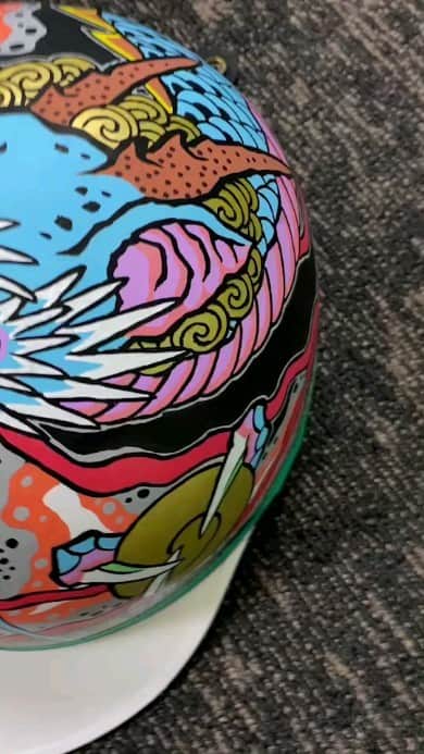 のインスタグラム：「DRAGON CAP. SCRIBE TATTOO YOSHIさんに描いてもらったコルク半。 . . . . #旧車 #旧車好き #コルク半 #ヘルメット」