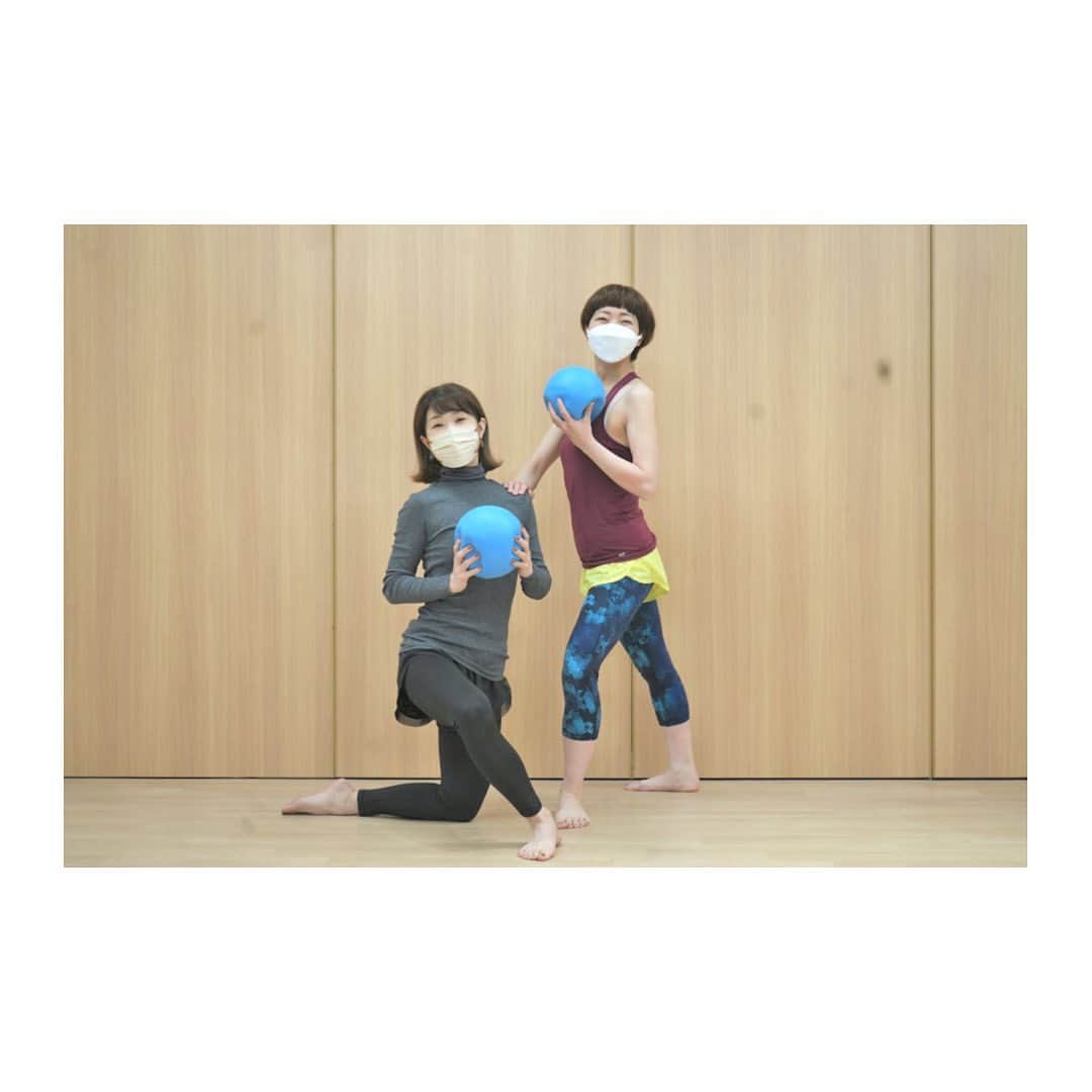 のインスタグラム：「【☆Pick Up Pilates☆】 お二人の構図が素敵なお写真♩ ピラティス実技試験お疲れ様でした。  ♡Mika 先生♡ ３ヶ月間ありがとうございました♡ こんなにも輝いて、 こんなにもパワーアップするということは、 みなさんが精いっぱい学んで、練習してくださったからこそです。  どんどん吸収しようとして、 次に繋げていく姿が本当に素敵でした。 これからのピラティスでの活動を楽しみにしています！ ずっとずっと応援していますよ☆  #ピラティスインストラクター養成コース #試験おつかれ様でした #講師スタッフ一同これからも応援しております  ❁ ❁ 。。。総合学園JOTアカデミー。。。 〒530-0001  大阪府大阪市北区梅田2-5-8  千代田ビル西別館7階 ❁ #総合学園JOTアカデミー #JOTヨガピラティスカレッジ #大阪#梅田 #yoga#pilates #ヨガスクール#ピラティススクール #メディカルヨガ #メディカルピラティス#アロマ #解剖学#ヨガ資格#ピラティス資格 #ヨガインストラクター #ピラティスインストラクター」