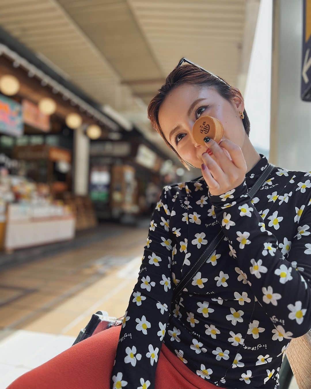 Julia Castroさんのインスタグラム写真 - (Julia CastroInstagram)「♨️🥮😋🤍 . #springtrip #hakone #japan #onsen #manju #onsenmanju  #いっぱい食べた  #グルメ旅 #箱根まんじゅう  #julifashion」4月14日 20時54分 - julia.c.0209