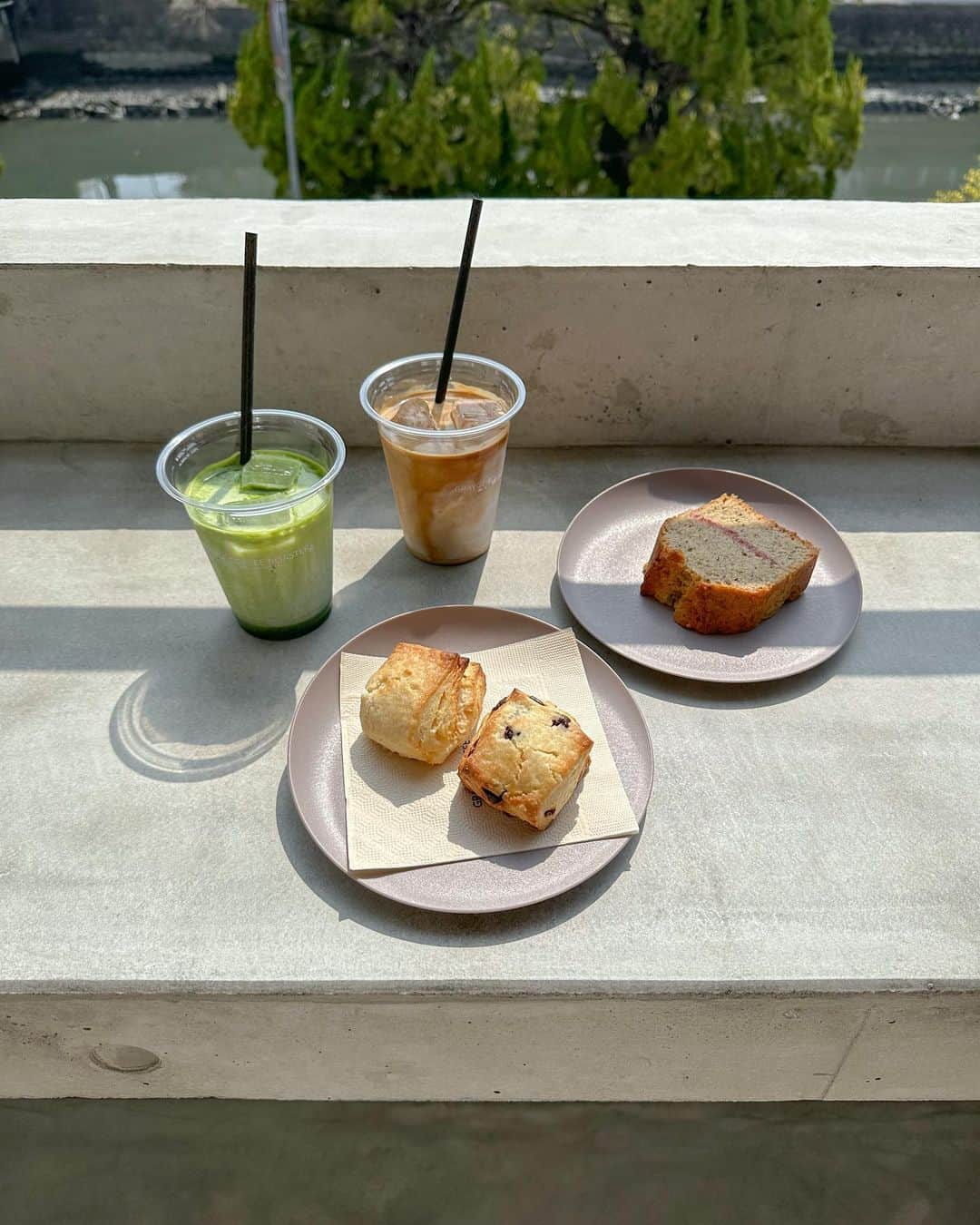 小川陽香のインスタグラム：「ㅤ ３月帰省した時に行ったカフェ🤍 @grayge_coffee   こんなとこが出来てたなんて！ 天気よかったからテラスが最高だった♡ 私は抹茶とスコーンを🫶🏻💞🌳 ㅤ #高知カフェ」