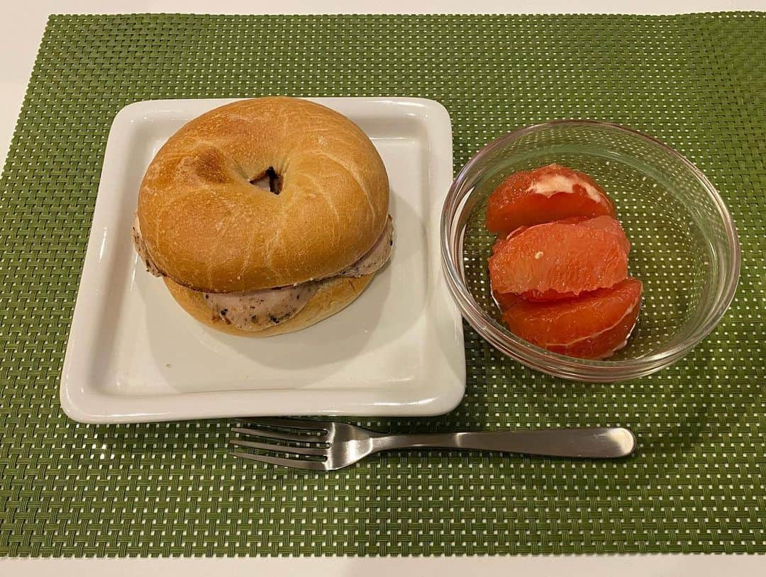 喜多村章子さんのインスタグラム写真 - (喜多村章子Instagram)「4月14日の食事です ・ 「土偶💕」 ・ 昨日　@xiangmiaojiping  さんから頂いたデコポンを食べようと、お皿に乗せてみたら…… 頭に浮かんだのは②土偶です😆 ・ 丸いか四角いかの違い。 そう思いませんか😊💕 ・ デコポンはビタミンC、土偶は宇宙からの来訪者、この二つが似てるなんて面白い〜😆💕 ・ いろんな意味で元気になりました💕 ・ 今日もありがとうございました！ ・ #fitness #workout #training #筋トレ #女子フィジーク」4月14日 20時49分 - nattsu.bm.72233