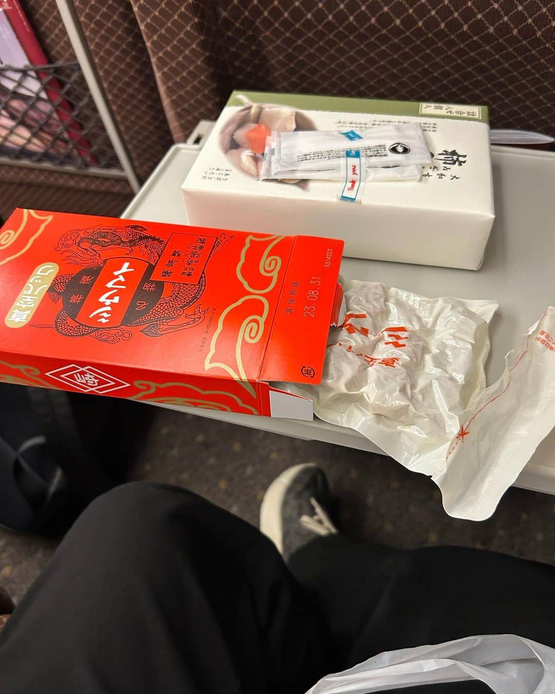 津田篤宏のインスタグラム：「間違って真空パックのやつ買ってもた。 悔しいからもう開けてたべてる。かまへんかまへん #崎陽軒 #ボナ」