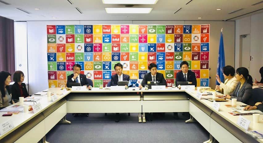 中曽根 康隆さんのインスタグラム写真 - (中曽根 康隆Instagram)「渋谷にある【国連大学】へ。この度、新たにマルワラ学長が着任された事もあり、仲間の議員たちと共に表敬訪問＆意見交換をさせて頂きました。  世界には国連の機関が多数ありますが、この国連大学本部はアジアで唯一の国連機関本部であり、日本が招致に成功した過去があります。日本の本部以外にも世界12ヵ国に研究所があり、ここ日本においては修士・博士という学位取得も可能です。  また国連本部ビルの中には多数の国連機関の駐日代表事務所が入っています。マルワラ学長との意見交換の後に、ビルに（テナントとして）入っている各機関の駐日代表の皆さんと意見交換をさせて頂きました。 あまり知られていませんが、UNU, UNIC, UNICEF, UNDP, UNOPS, UNIDO, UNFPA, ILO, WFPなど世界的に重要な機関の日本事務所が勢揃いしているのが国連本部ビルなのです。代表者の皆さんは全員女性、さすが国連。短時間でしたが、意見交換も大変有意義なものとなりました。  地元では陸上自衛隊第12旅団創立22周年＆相馬が原駐屯地創立64周年式典にて挨拶。前12旅団長の坂本陸将の無事を祈るばかりです。  沼田市さくら祭りの開会式でご挨拶＆新しい桜の木を公園内に植樹。地元の美味しいものや、素晴らしい出し物、パフォーマンスもあり、大変多くの地元の皆さんで賑わっていました。  そして沼田では志半ばで旅立ってしまった大切な同志のお墓参りへ。天国から今の沼田を見て、何を思っているだろう。たくさん報告して、たくさんお願いしてきました。引き続き見守っていてください。」4月14日 15時38分 - yasutaka_nakasone
