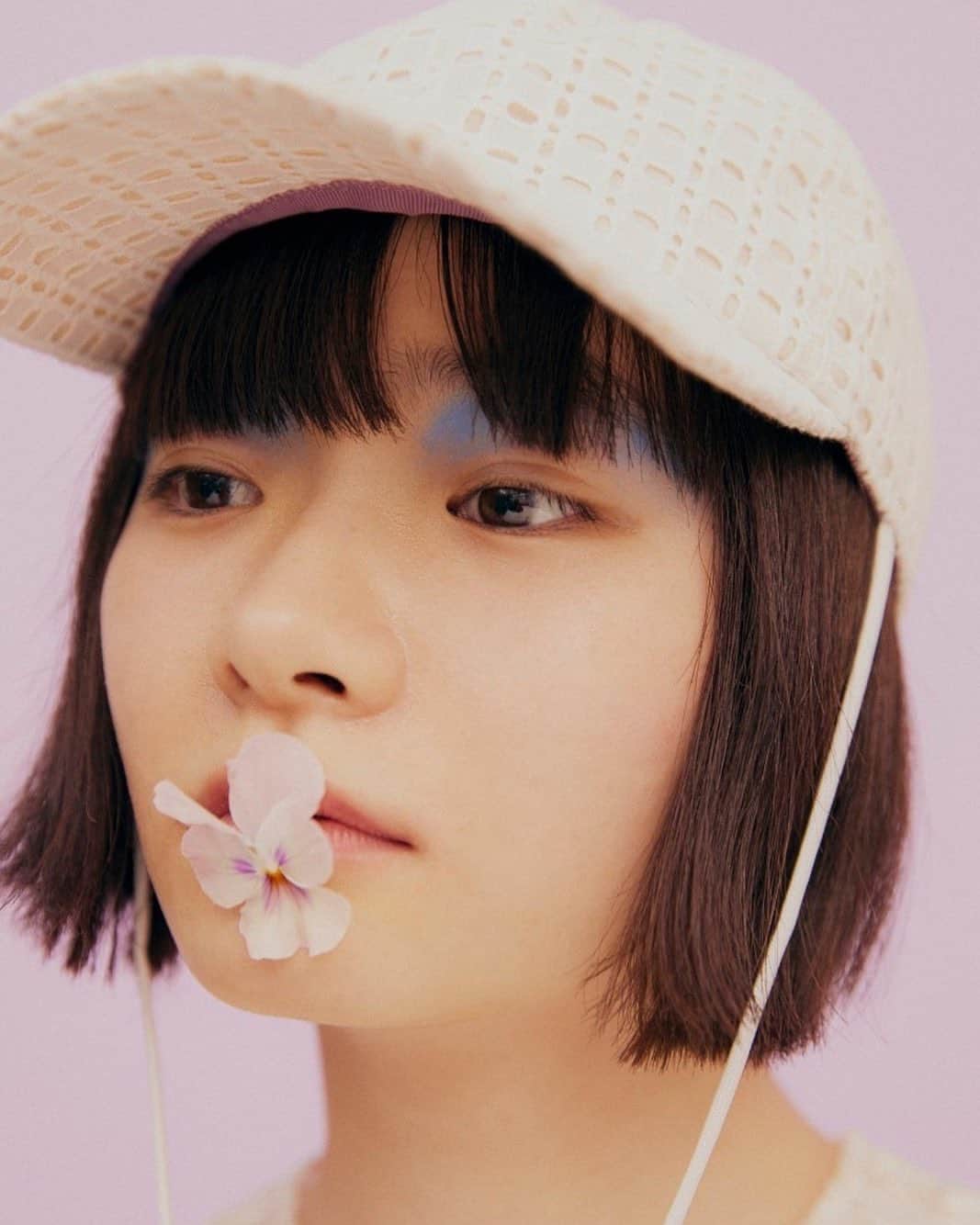 のインスタグラム：「kaorinomori SS collection   #visual  新作は随時入荷中🌼 ぜひ店舗とオンラインでチェック✔︎  ※店舗販売はOVERRIDE店舗でお取り扱いしてます。 ルミネエスト新宿/博多/ルミネ池袋/南堀江 横浜赤レンガ/神宮前/仙台/舞浜/川崎/ソラマチ　  photographer @omisakii  stylist @lisasugar hair＆make @momijisaito  model @tsugumi_jp   #kaorinomori#hatstyling#staffstyling#ssfashion#springitem#カオリノモリ#ぼうし#帽子ブランド#帽子屋#帽子屋さん#帽子専門店#帽子女子#帽子アレンジ#帽子好きと繋がりたい#春コーディネート#春小物#カラフルコーデ#カラーコーディネート#ラチェキャップ #キャップ女子 #キャップコーデ」
