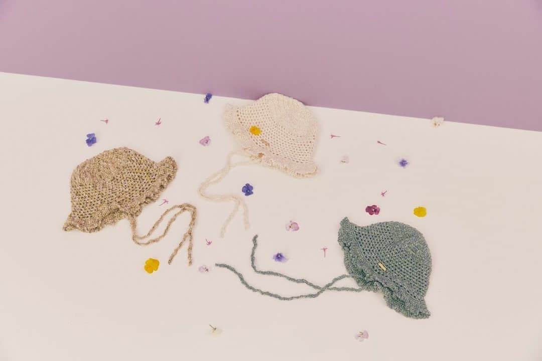 のインスタグラム：「kaorinomori SS collection   #visual  新作は随時入荷中🌼 ぜひ店舗とオンラインでチェック✔︎  ※店舗販売はOVERRIDE店舗でお取り扱いしてます。 ルミネエスト新宿/博多/ルミネ池袋/南堀江 横浜赤レンガ/神宮前/仙台/舞浜/川崎/ソラマチ　  photographer @omisakii   #kaorinomori#hatstyling#staffstyling#ssfashion#springitem#カオリノモリ#ぼうし#帽子ブランド#帽子屋#帽子屋さん#帽子専門店#帽子女子#帽子アレンジ#帽子好きと繋がりたい#春コーディネート#春小物#カラフルコーデ#カラーコーディネート#ニットハット #ニット」