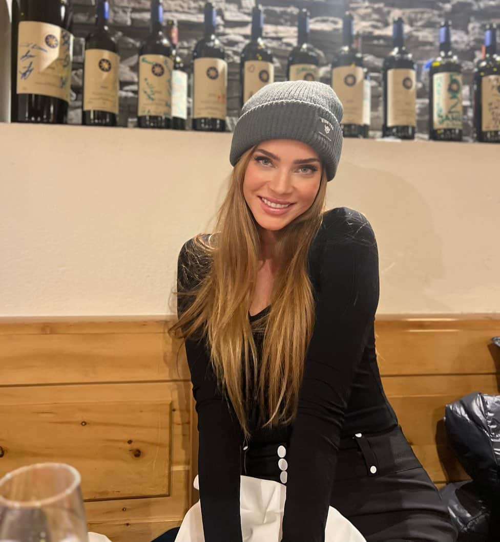 アンドレア・ヴェルソワのインスタグラム：「Are you a snowboarder 🏂 or skier ⛷️ ?  #laudinella #apresski #」